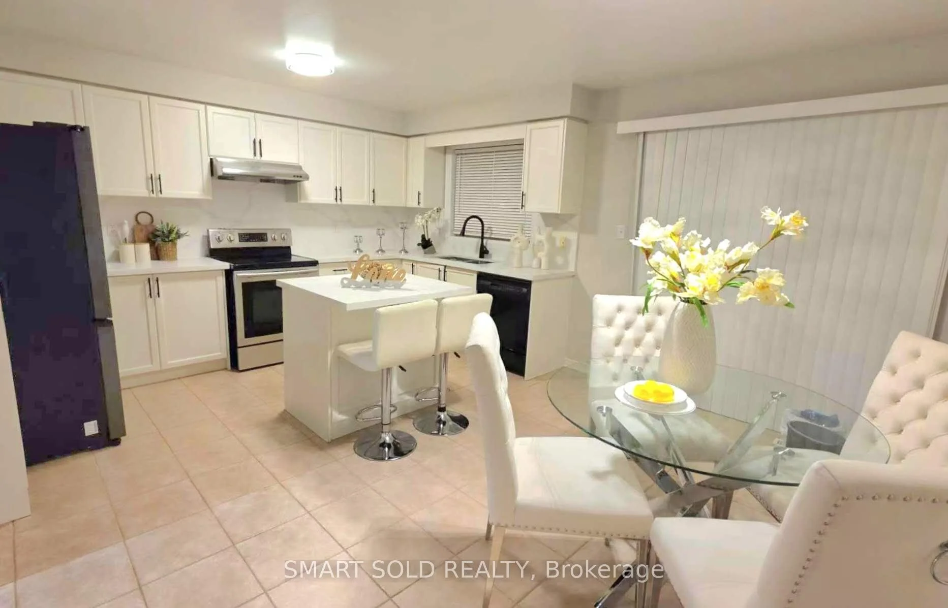Photo 12 of 75 Rideau Drive, Richmond Hill, Langstaff — HOMEH
