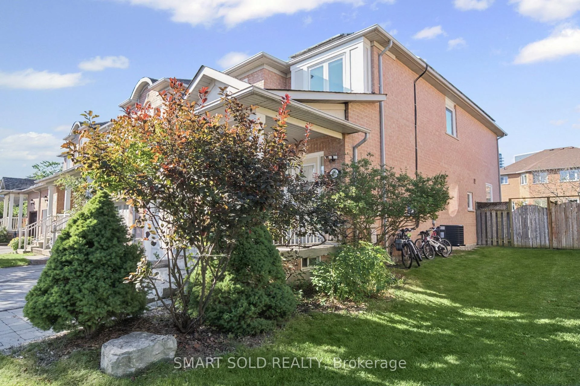 Photo 55 of 75 Rideau Drive, Richmond Hill, Langstaff — HOMEH