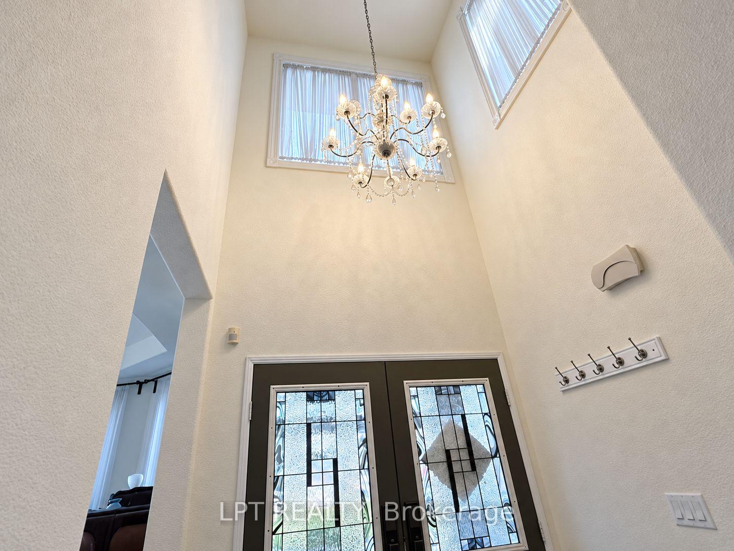 Photo 4 of 1 Saxony Drive, Markham, Berczy — HOMEH