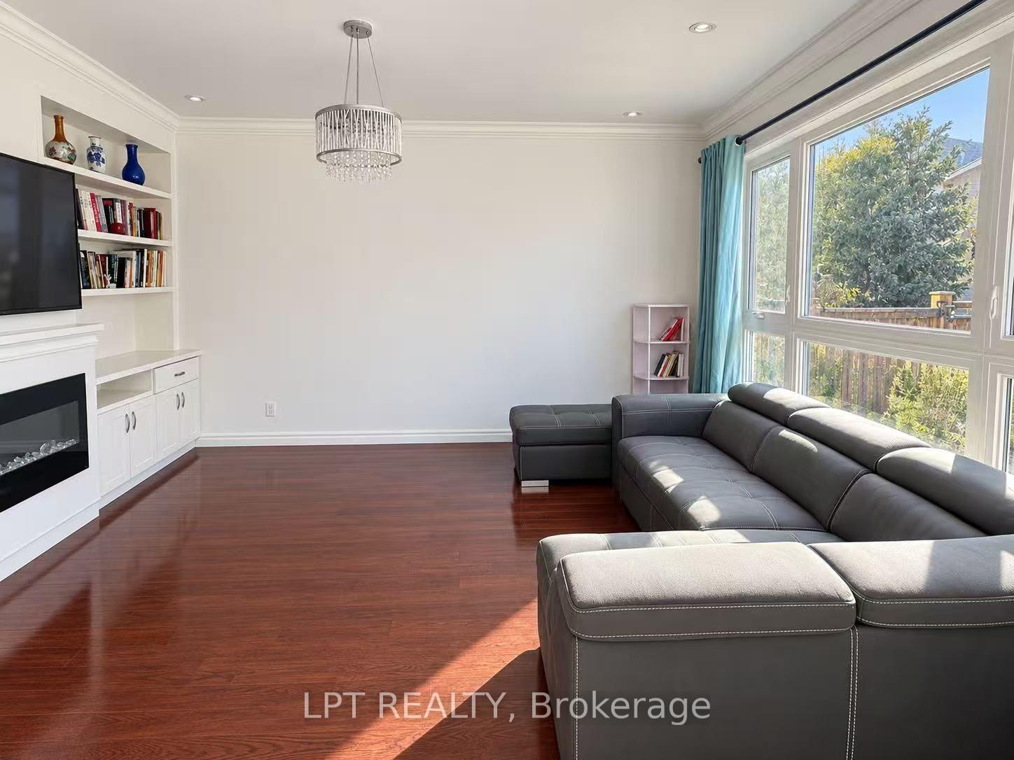 Photo 13 of 1 Saxony Drive, Markham, Berczy — HOMEH