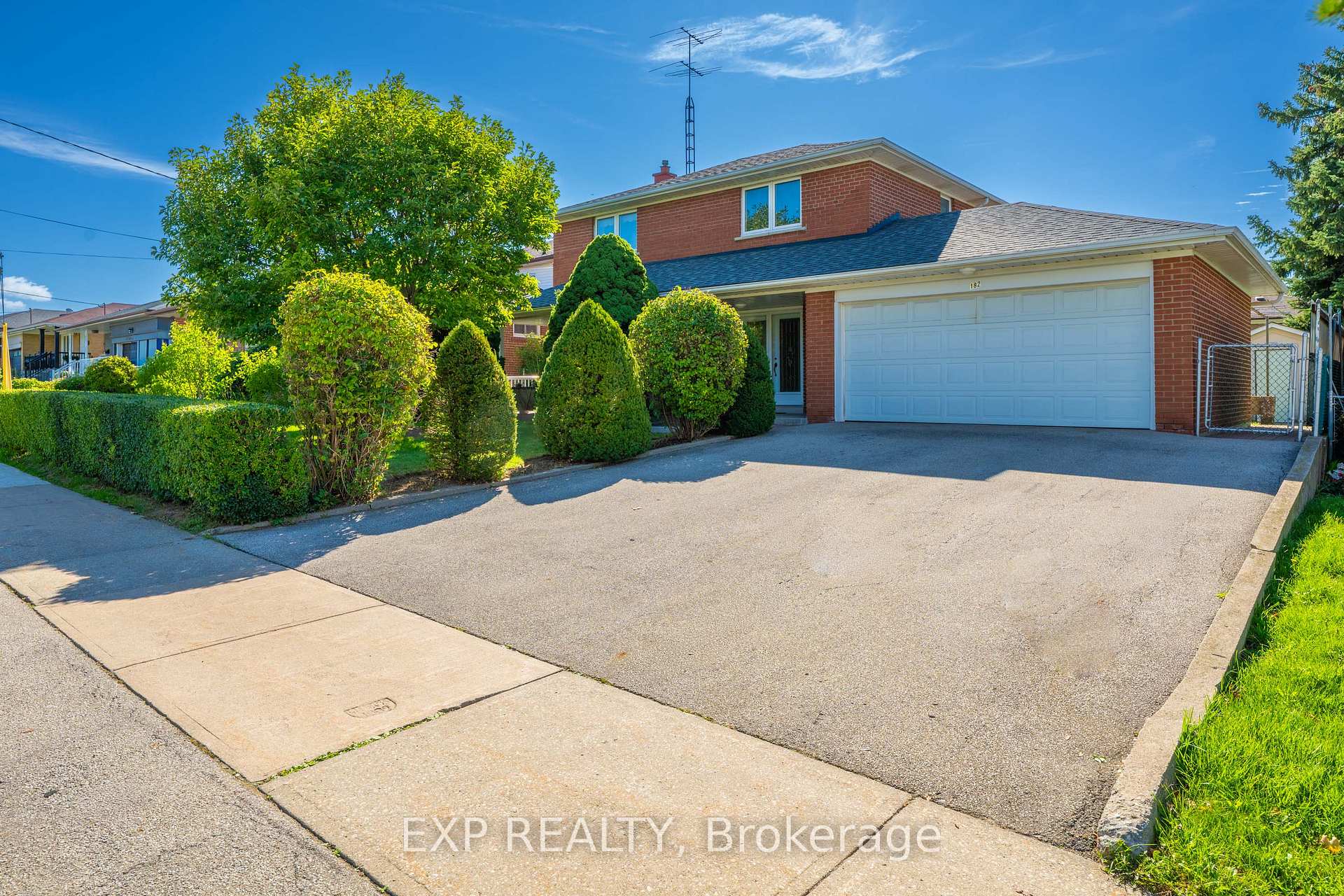 Photo 5 of 182 Derrydown Road, North York, York University Heights — HOMEH