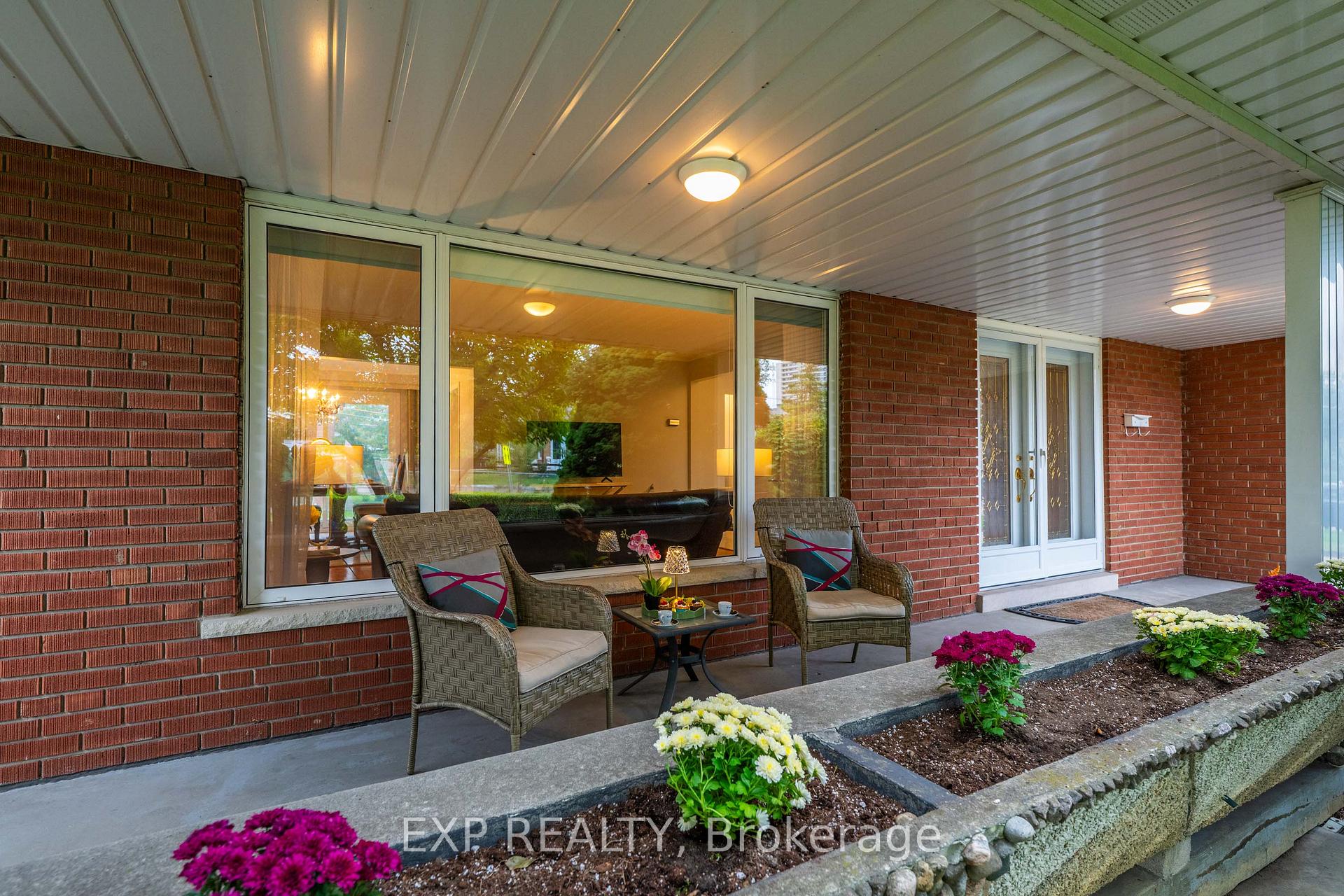Photo 8 of 182 Derrydown Road, North York, York University Heights — HOMEH