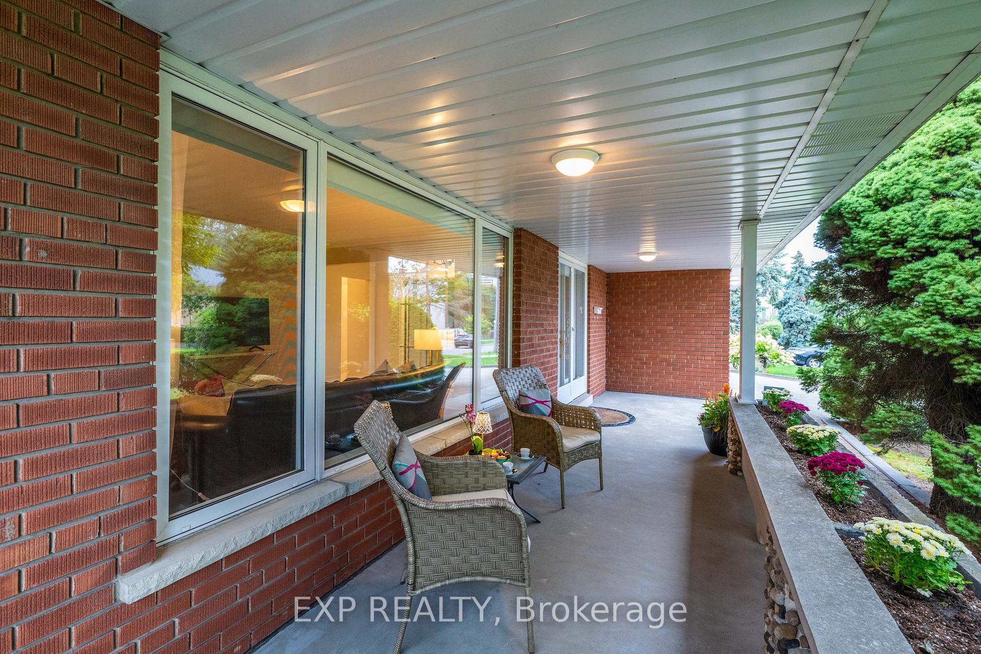 Photo 9 of 182 Derrydown Road, North York, York University Heights — HOMEH