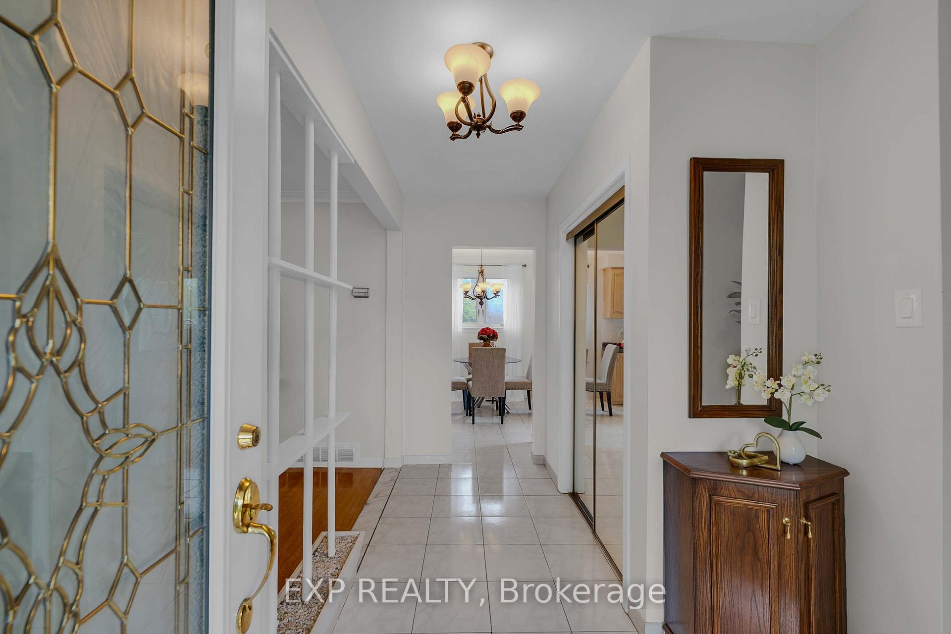 Photo 10 of 182 Derrydown Road, North York, York University Heights — HOMEH