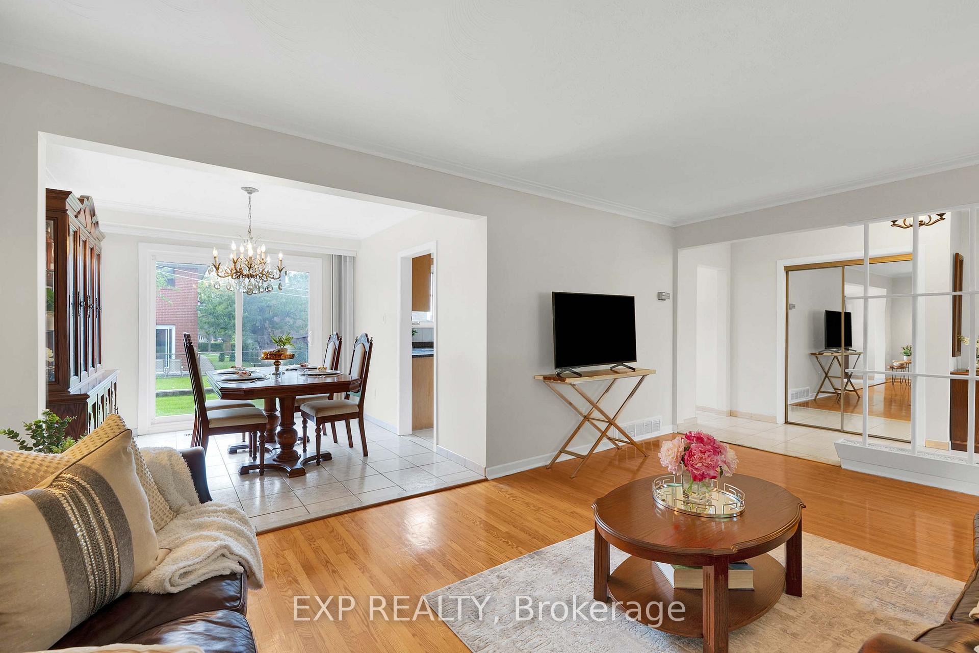 Photo 12 of 182 Derrydown Road, North York, York University Heights — HOMEH
