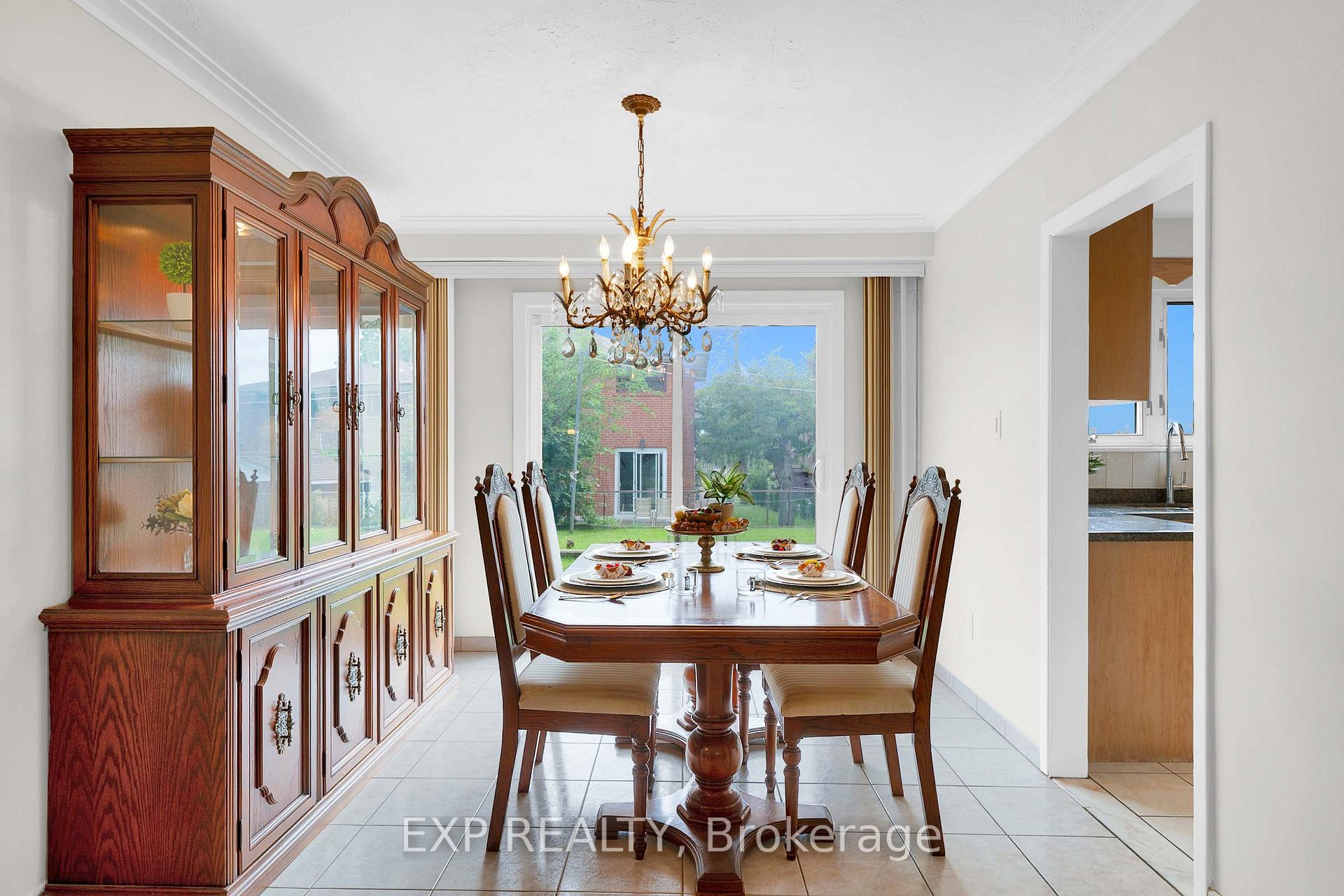 Photo 13 of 182 Derrydown Road, North York, York University Heights — HOMEH