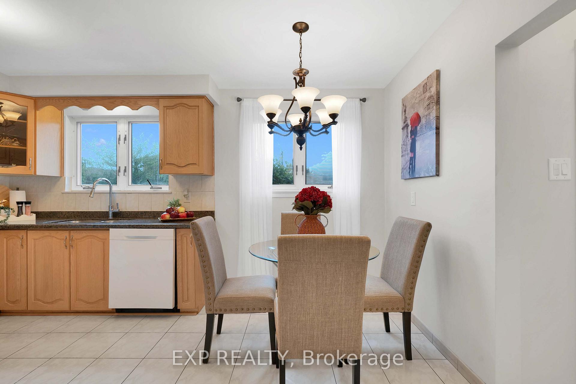 Photo 16 of 182 Derrydown Road, North York, York University Heights — HOMEH