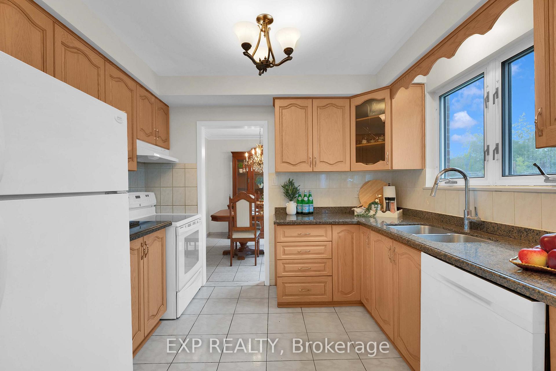 Photo 17 of 182 Derrydown Road, North York, York University Heights — HOMEH