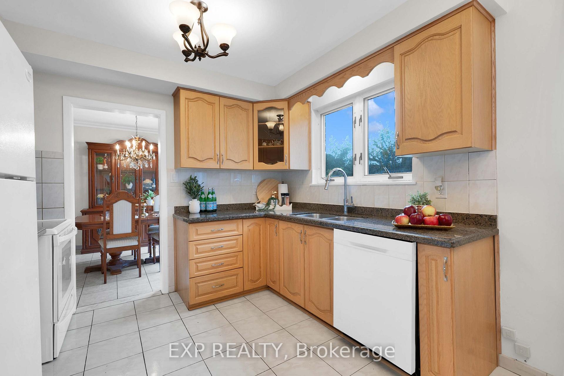 Photo 18 of 182 Derrydown Road, North York, York University Heights — HOMEH
