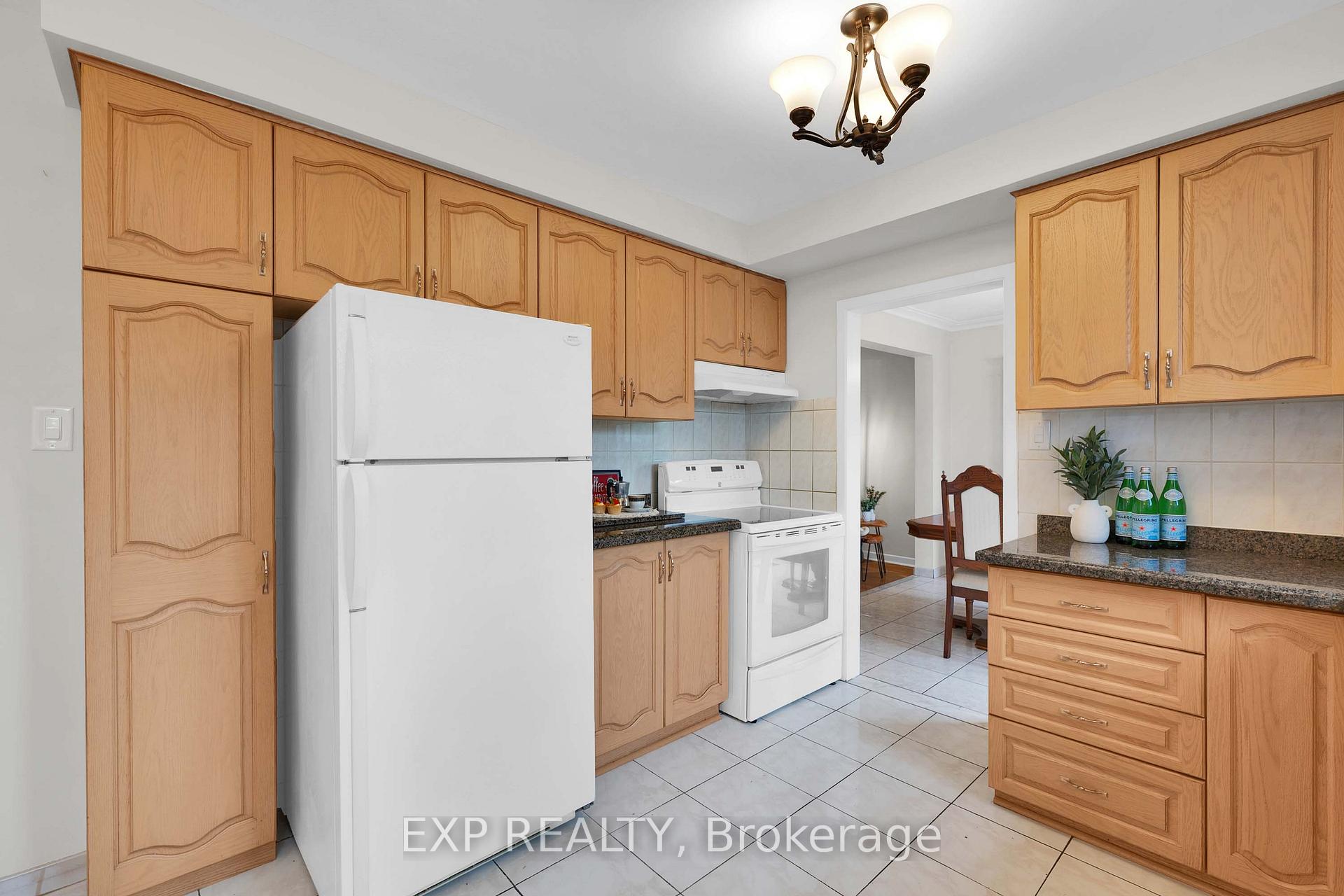 Photo 19 of 182 Derrydown Road, North York, York University Heights — HOMEH
