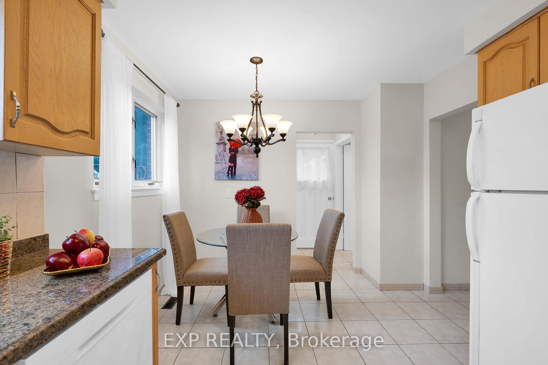 Photo 20 of 182 Derrydown Road, North York, York University Heights — HOMEH