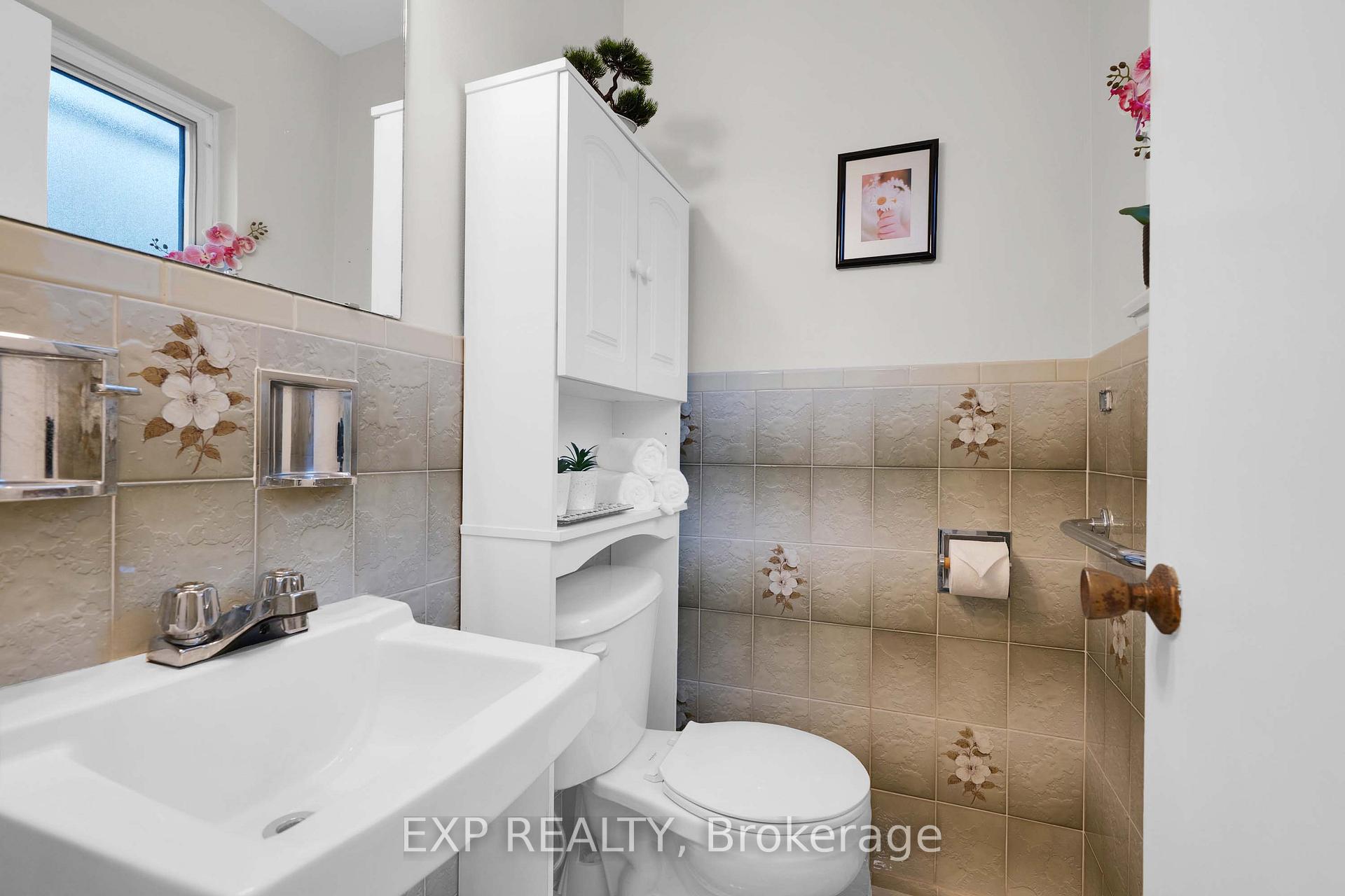 Photo 21 of 182 Derrydown Road, North York, York University Heights — HOMEH