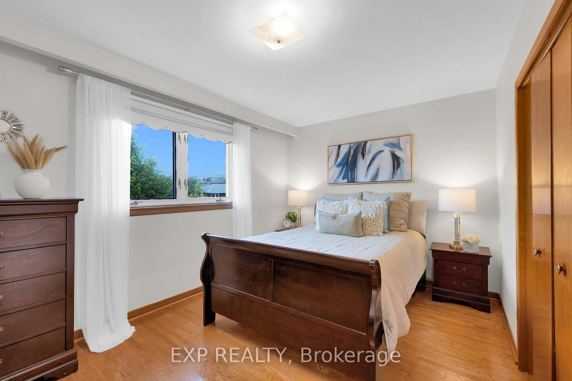 Photo 26 of 182 Derrydown Road, North York, York University Heights — HOMEH