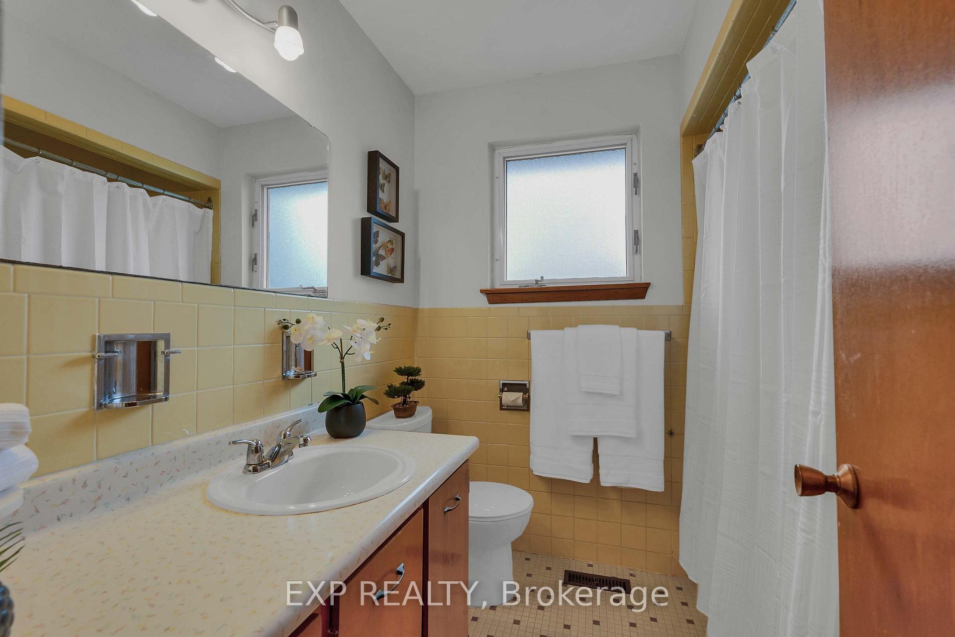 Photo 30 of 182 Derrydown Road, North York, York University Heights — HOMEH