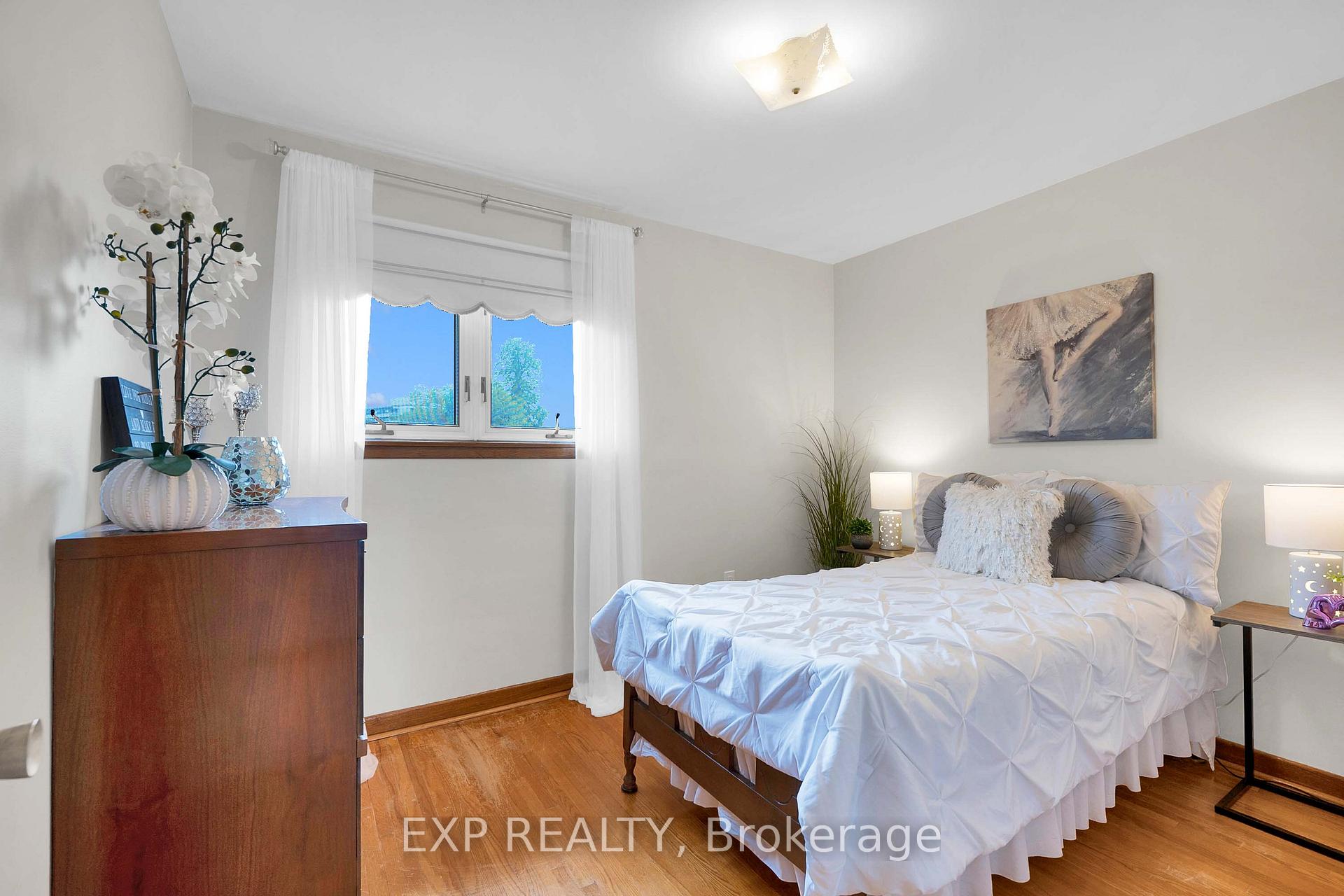 Photo 34 of 182 Derrydown Road, North York, York University Heights — HOMEH