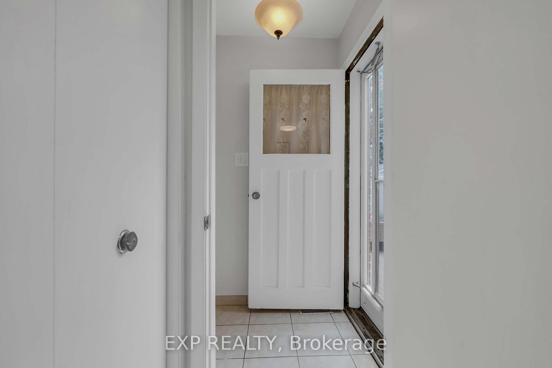 Photo 37 of 182 Derrydown Road, North York, York University Heights — HOMEH