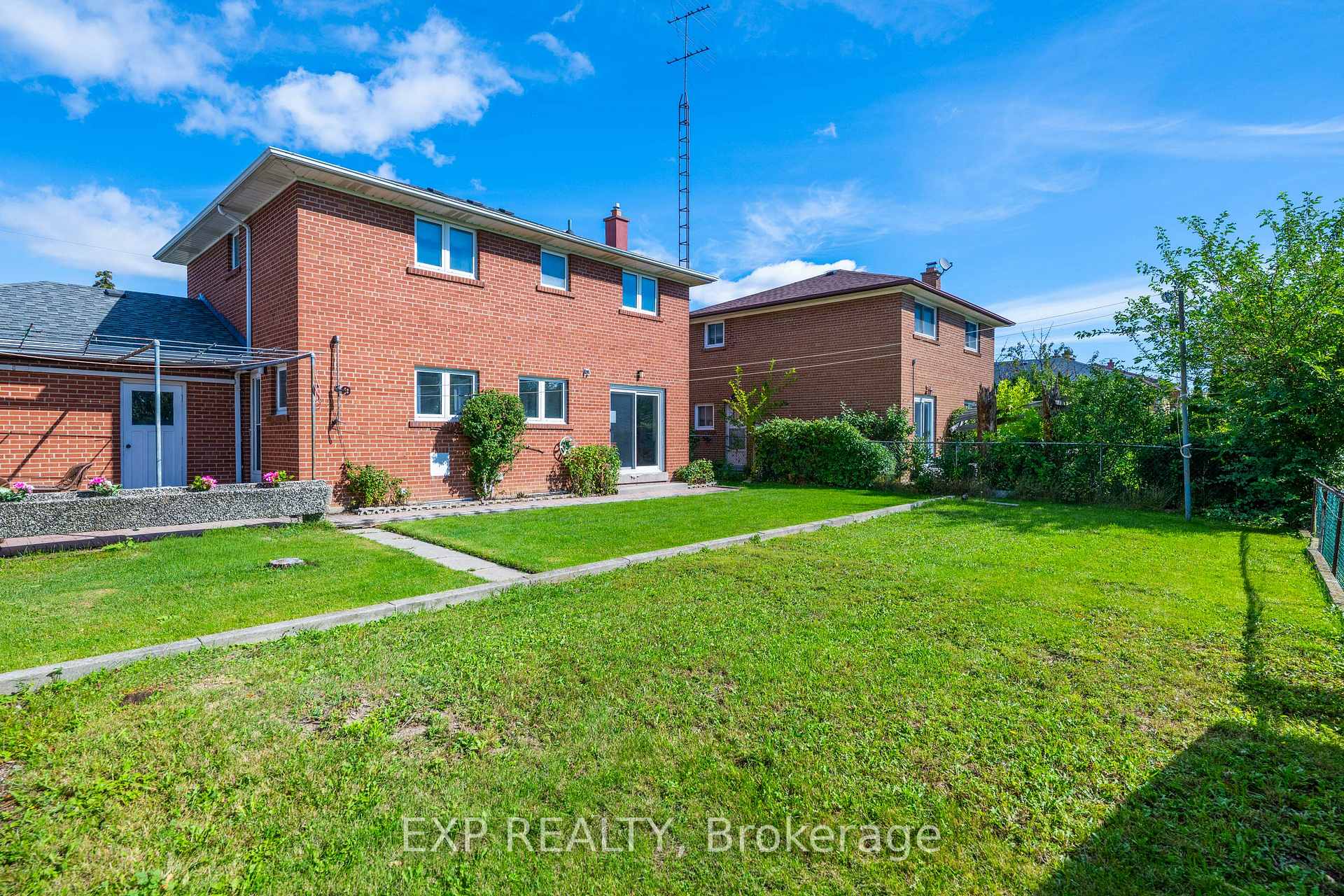 Photo 46 of 182 Derrydown Road, North York, York University Heights — HOMEH