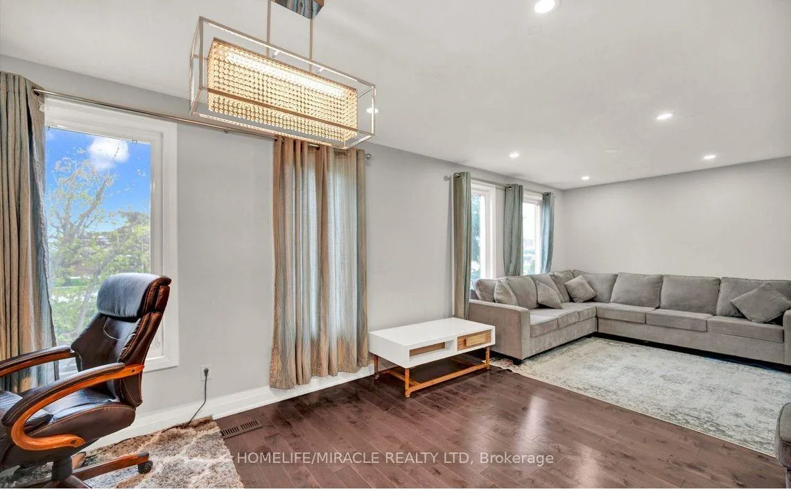 Photo 5 of 696 Sheppard Avenue, Pickering, Woodlands — HOMEH