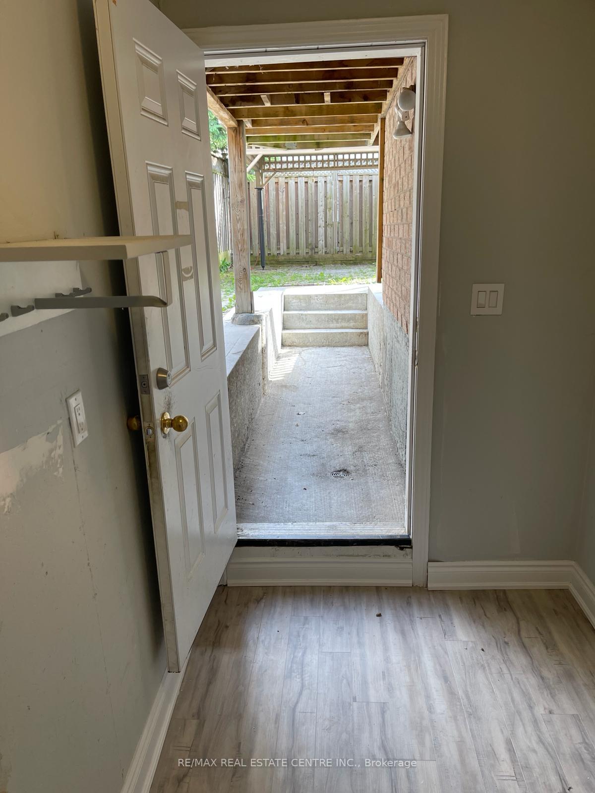 Photo 2 of 204 Van Scott (Basement) Drive, Brampton, Northwest Brampton — HOMEH