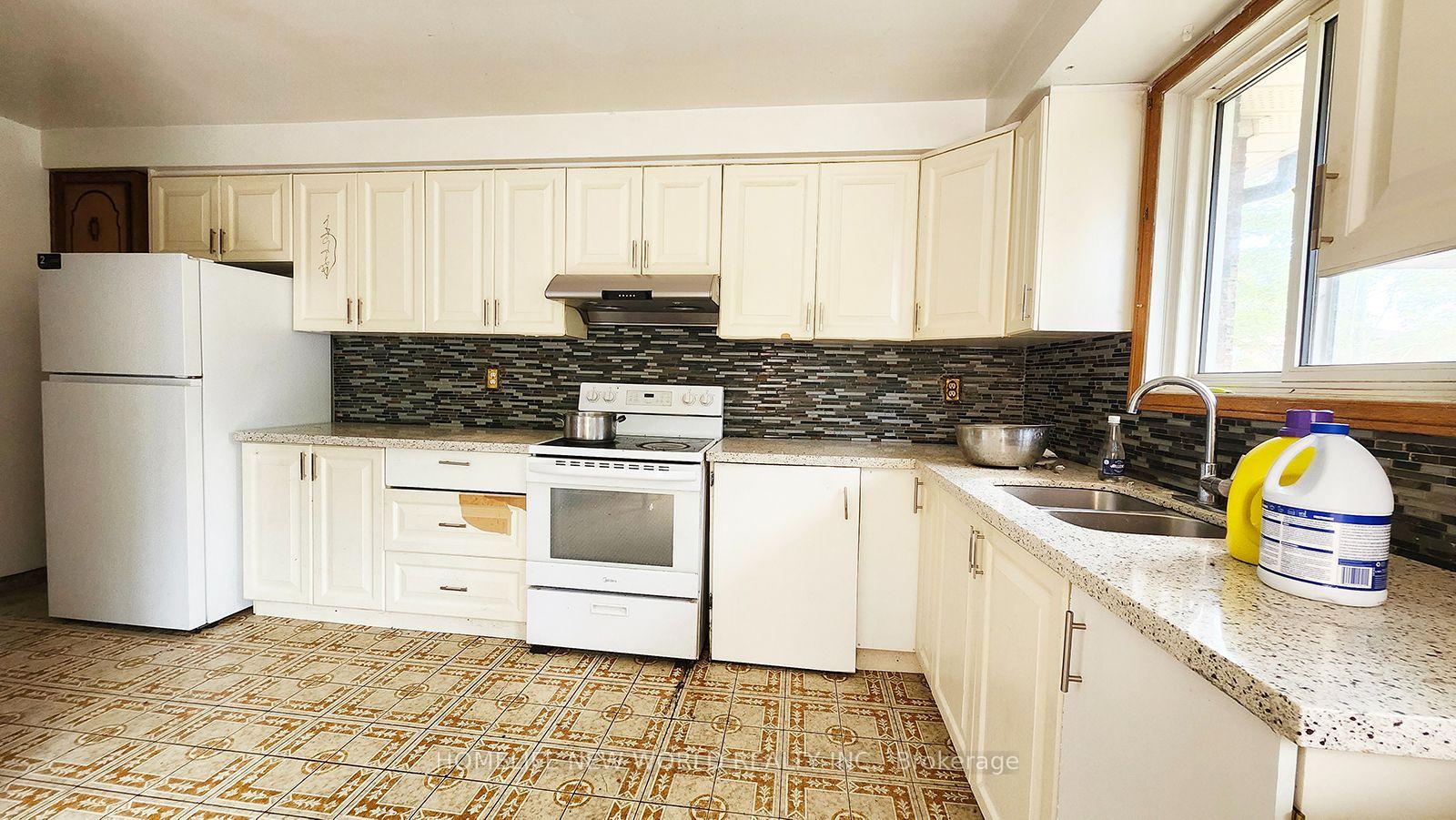 Photo 6 of 2 Arkona Drive, Scarborough, Tam O'Shanter-Sullivan — HOMEH