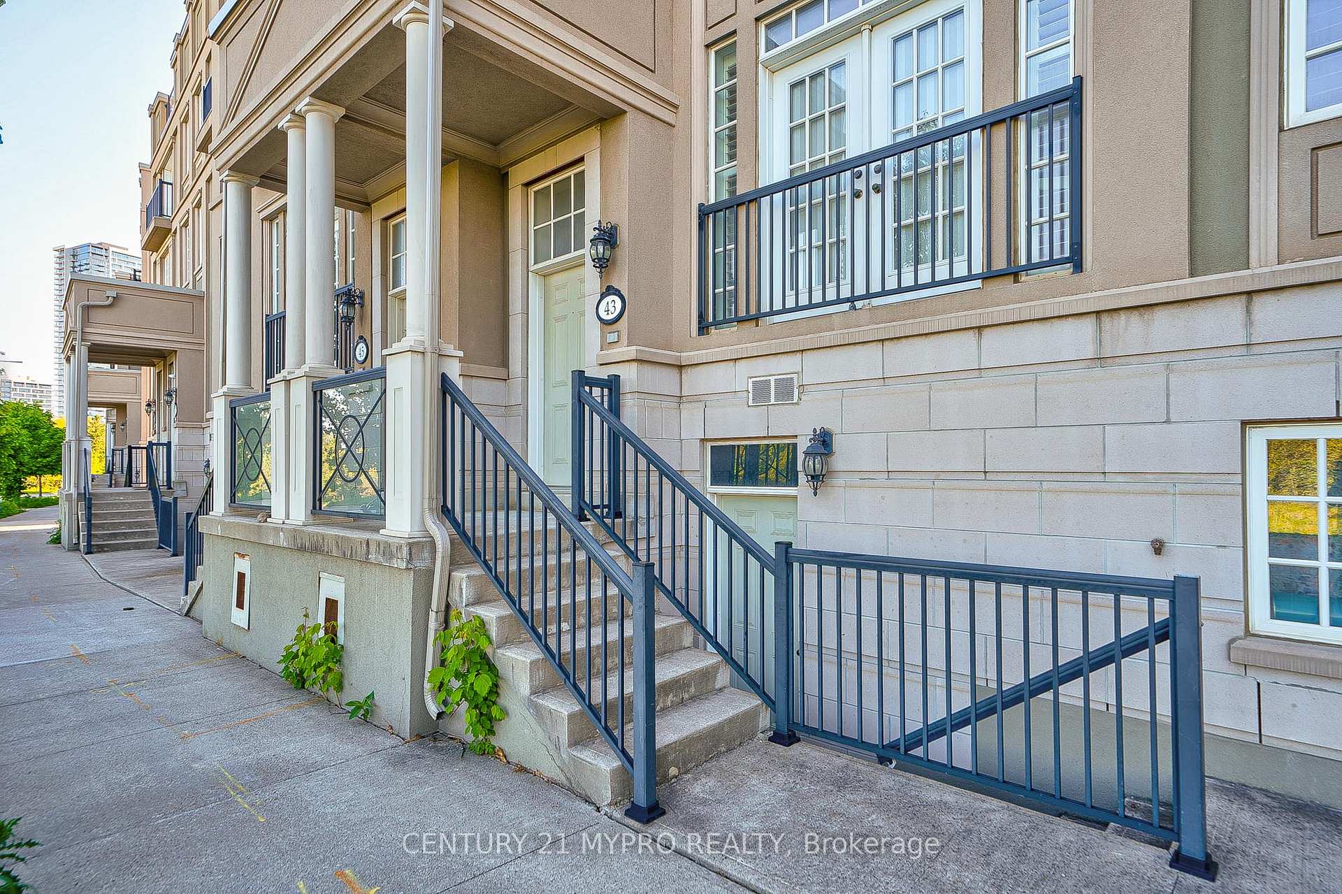 Photo 2 of 43 Rouge Valley Drive, Markham, Unionville — HOMEH