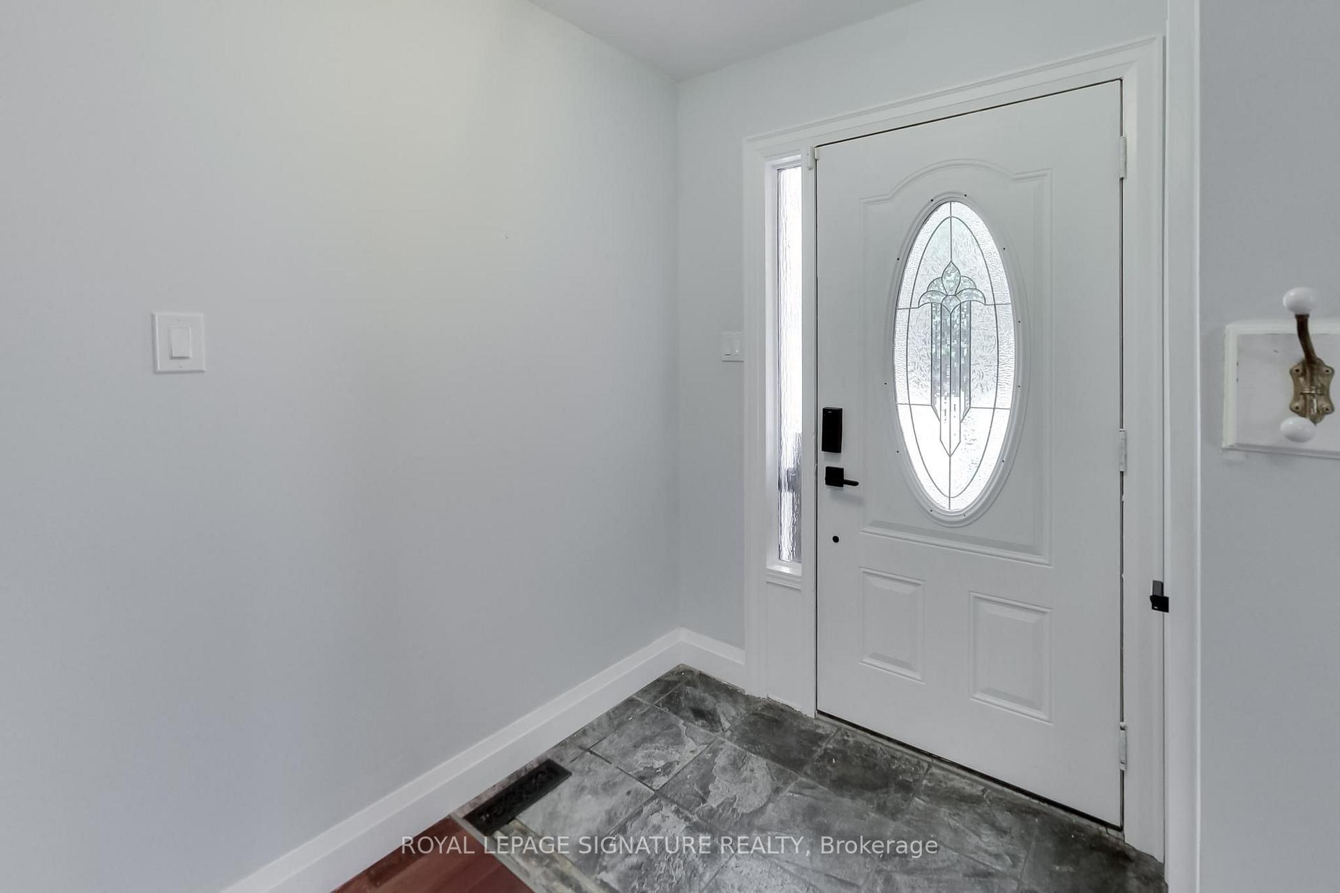 Photo 3 of 35 Carr Drive, Barrie, Letitia Heights — HOMEH