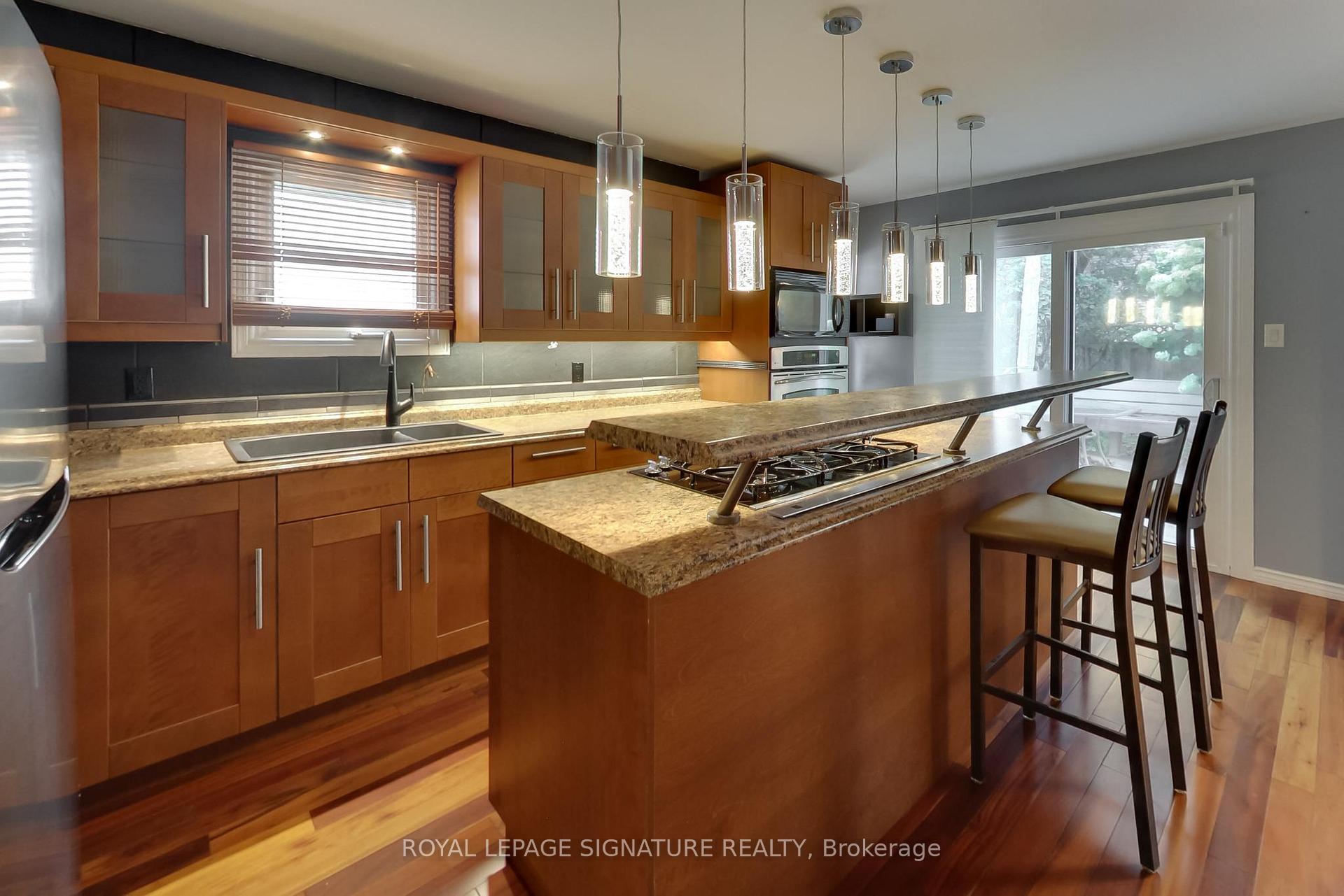 Photo 11 of 35 Carr Drive, Barrie, Letitia Heights — HOMEH