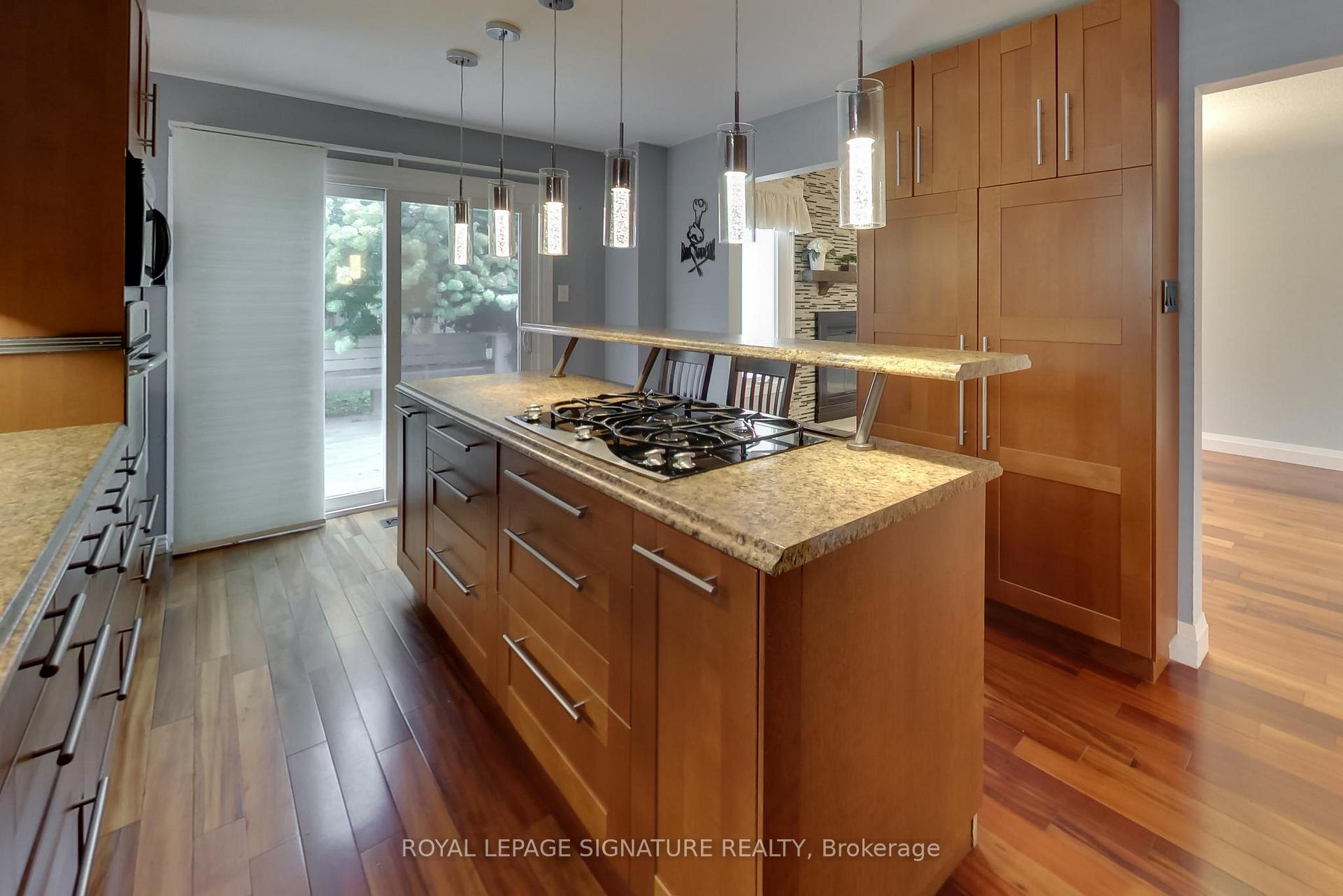 Photo 13 of 35 Carr Drive, Barrie, Letitia Heights — HOMEH