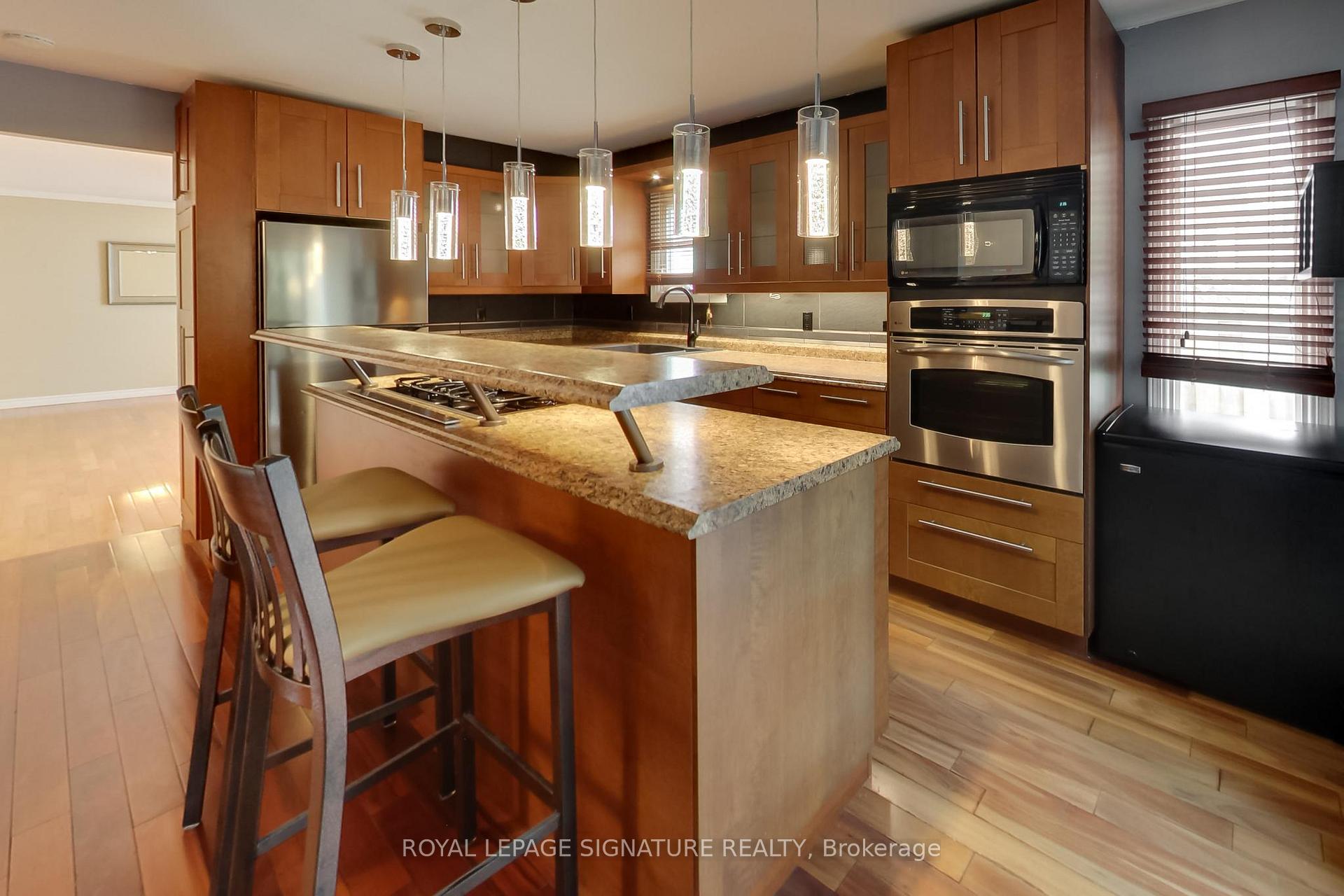 Photo 16 of 35 Carr Drive, Barrie, Letitia Heights — HOMEH