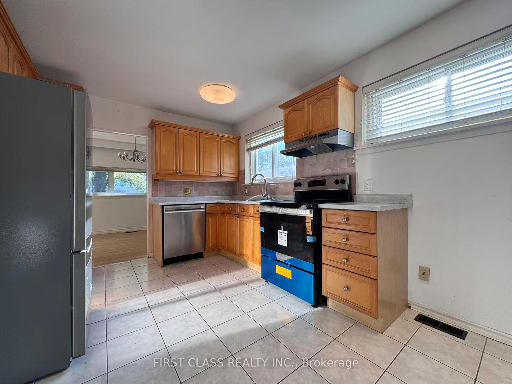 Photo 4 of 16 Trailside Drive, North York, Don Valley Village — HOMEH
