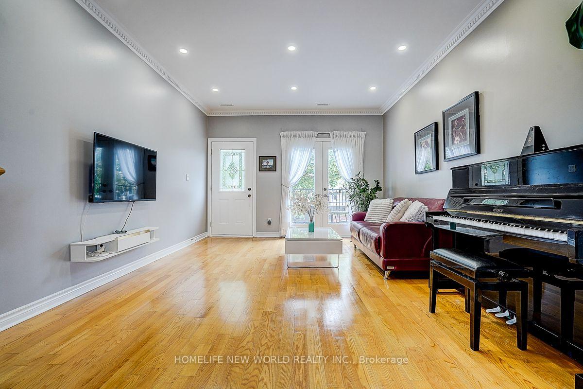 Photo 8 of 82 David Dunlap Circle, North York, Banbury-Don Mills — HOMEH