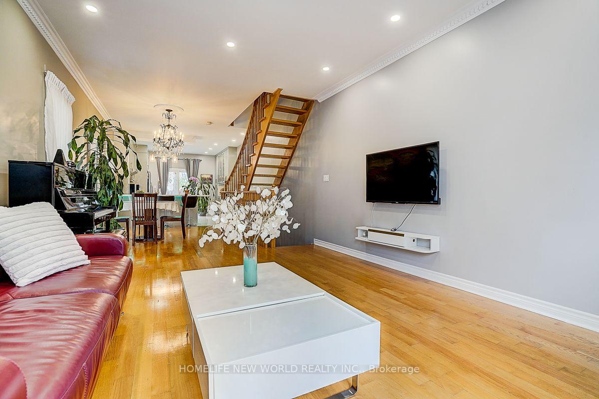 Photo 11 of 82 David Dunlap Circle, North York, Banbury-Don Mills — HOMEH
