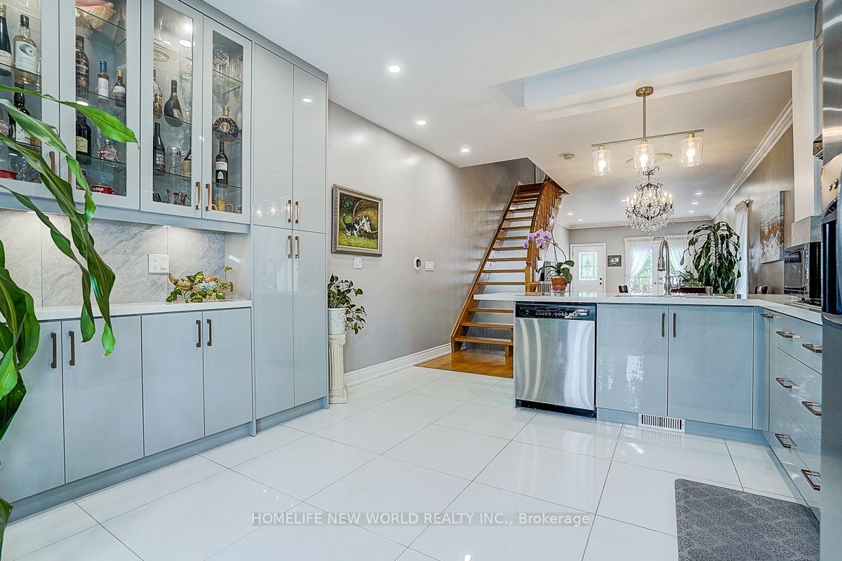 Photo 21 of 82 David Dunlap Circle, North York, Banbury-Don Mills — HOMEH