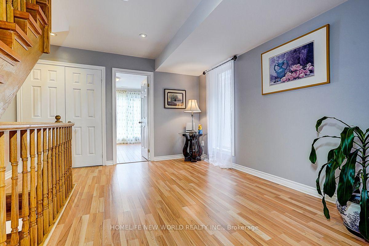 Photo 25 of 82 David Dunlap Circle, North York, Banbury-Don Mills — HOMEH