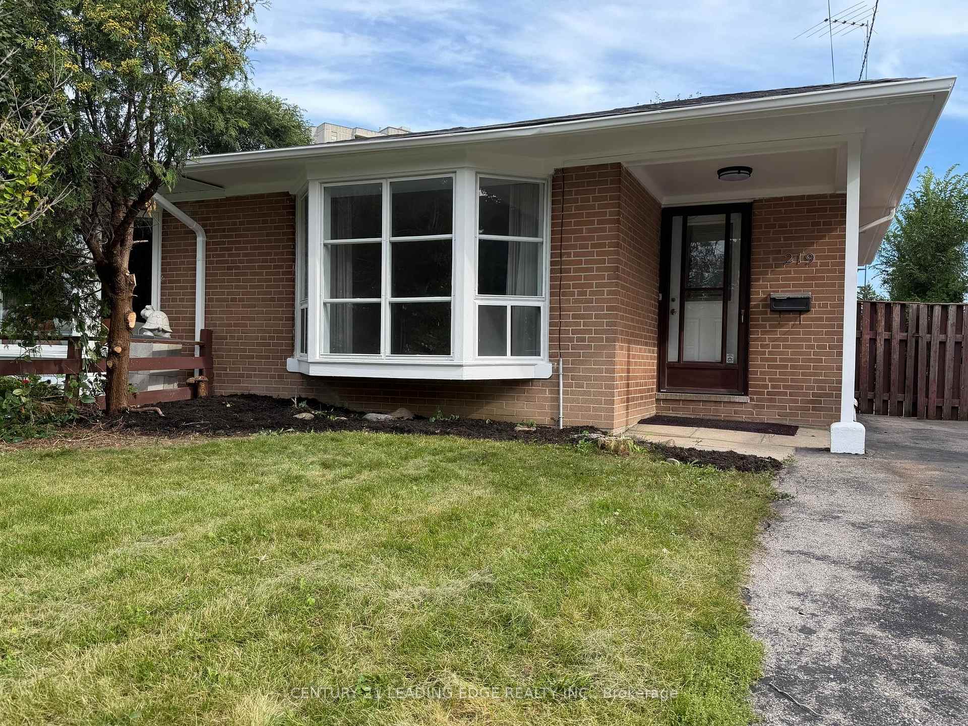 Photo 2 of 219 Lynedock Crescent, North York, Parkwoods-Donalda — HOMEH