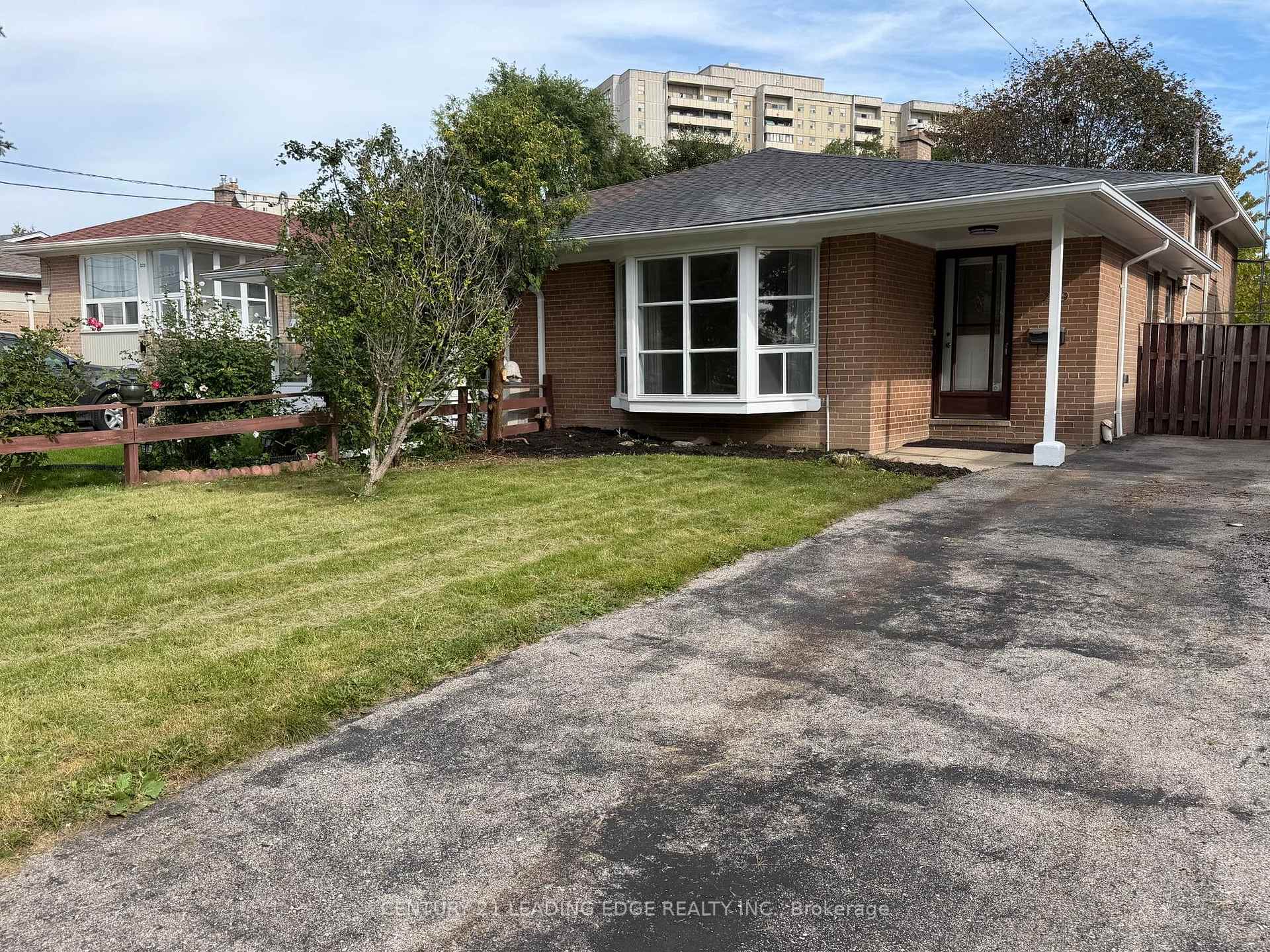 Photo 1 of 219 Lynedock Crescent, North York, Parkwoods-Donalda — HOMEH