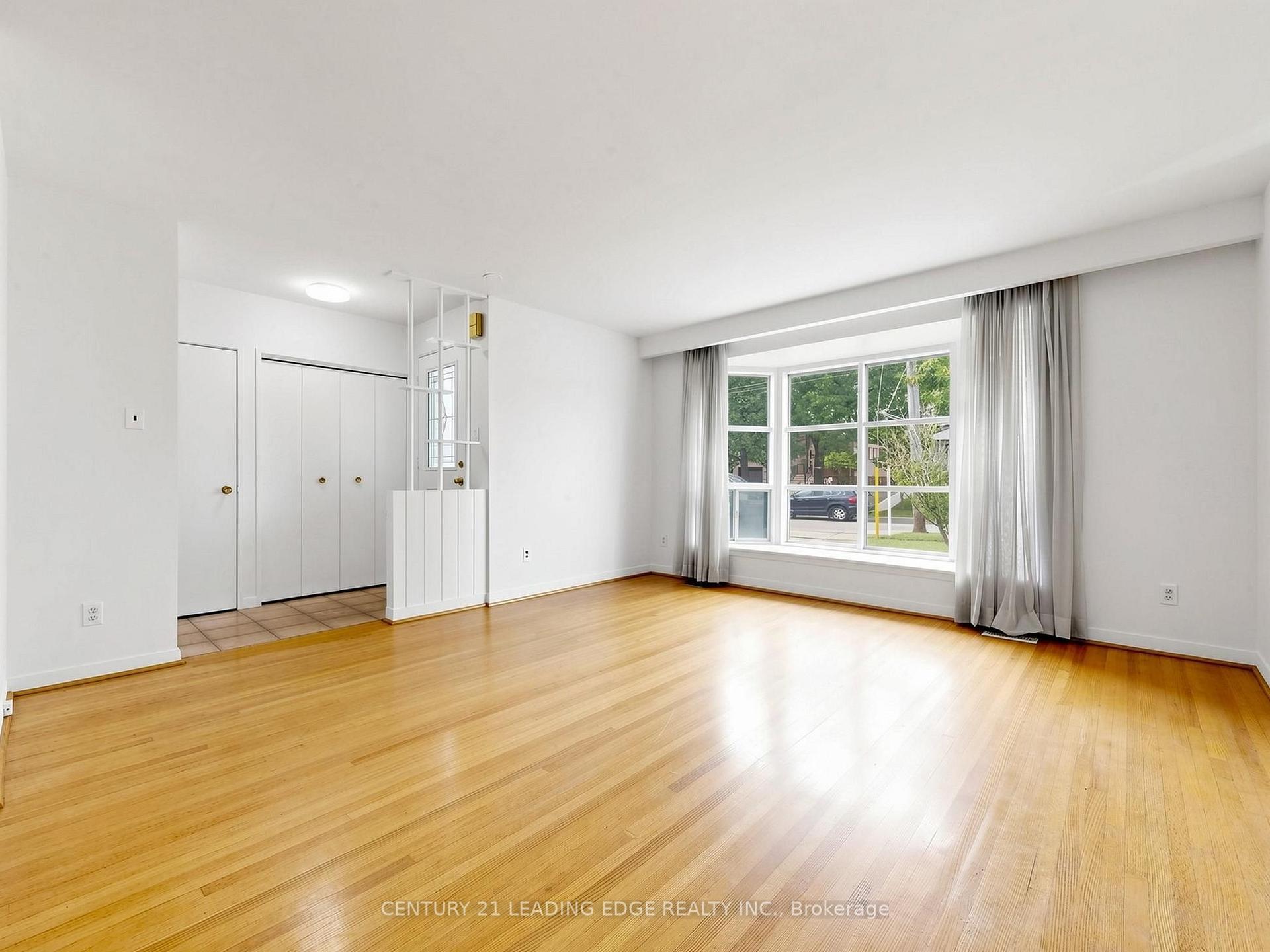 Photo 6 of 219 Lynedock Crescent, North York, Parkwoods-Donalda — HOMEH