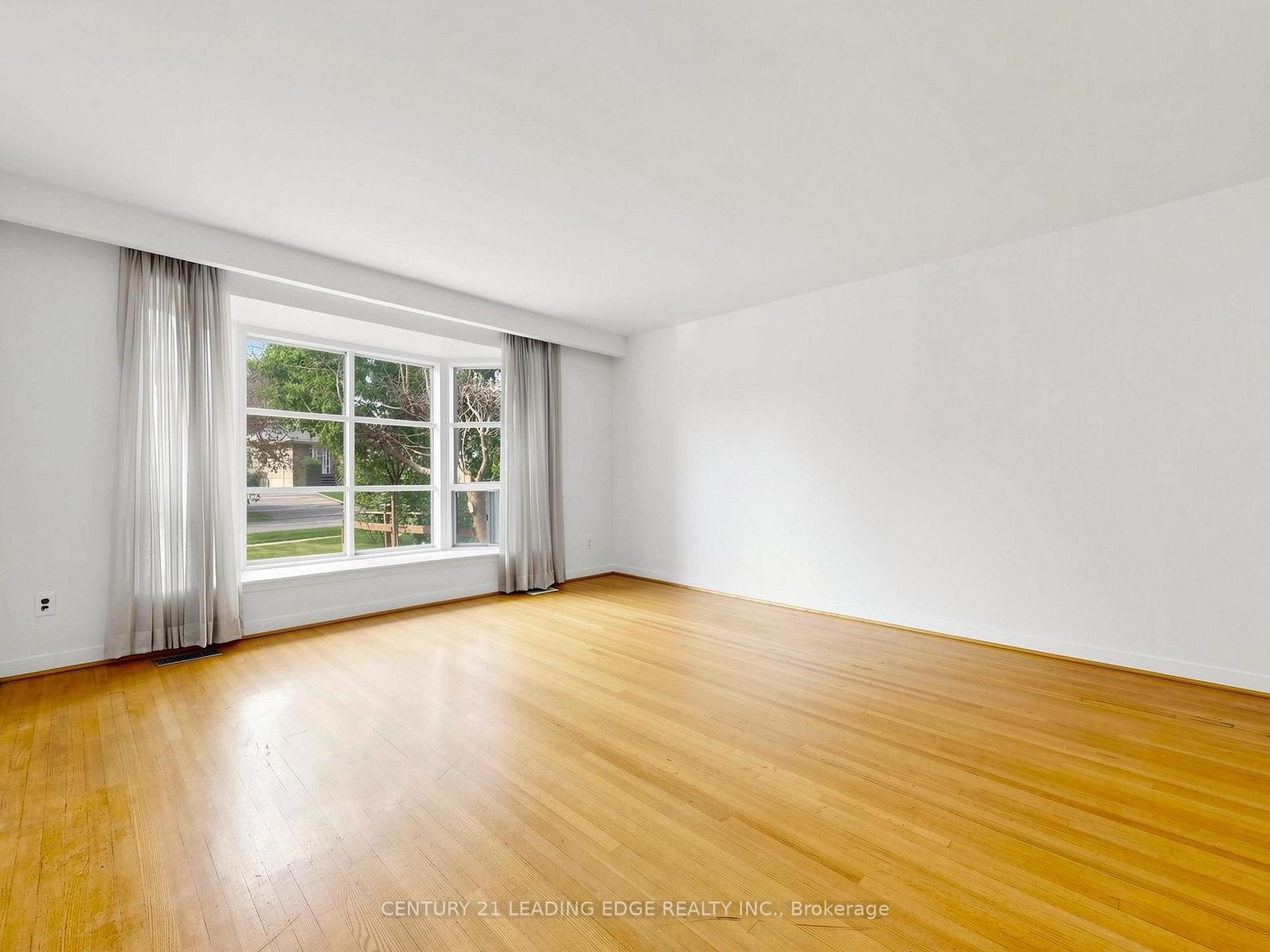 Photo 5 of 219 Lynedock Crescent, North York, Parkwoods-Donalda — HOMEH