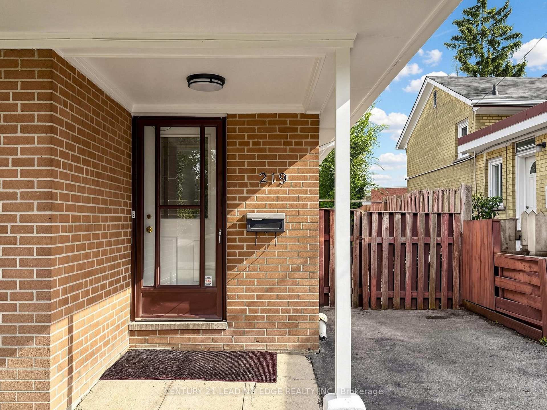 Photo 3 of 219 Lynedock Crescent, North York, Parkwoods-Donalda — HOMEH