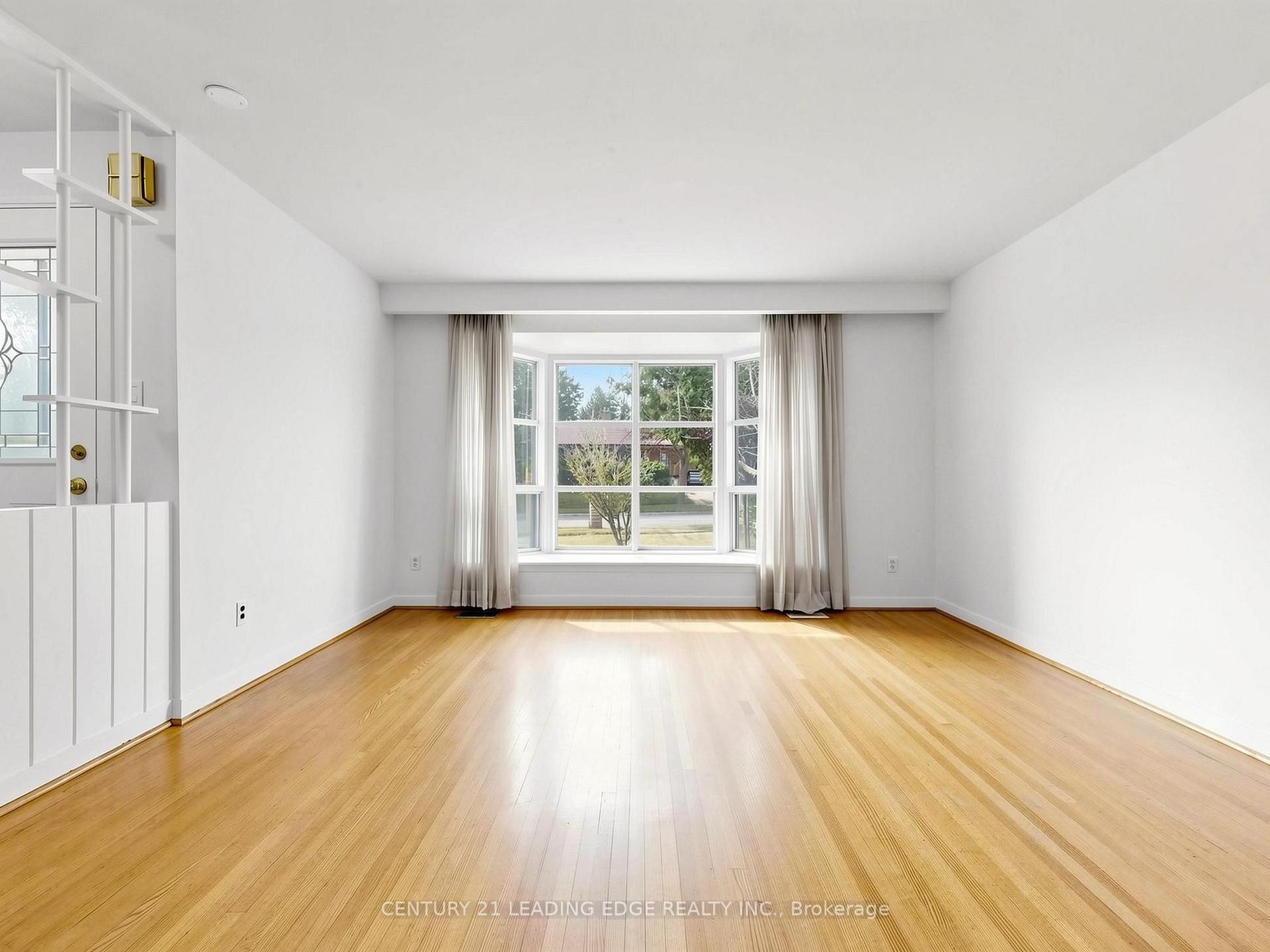 Photo 7 of 219 Lynedock Crescent, North York, Parkwoods-Donalda — HOMEH