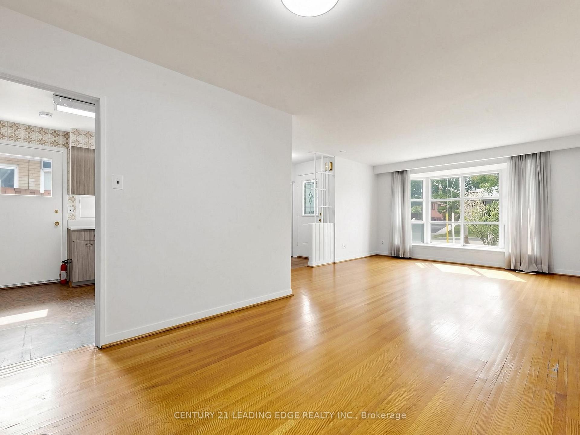 Photo 9 of 219 Lynedock Crescent, North York, Parkwoods-Donalda — HOMEH