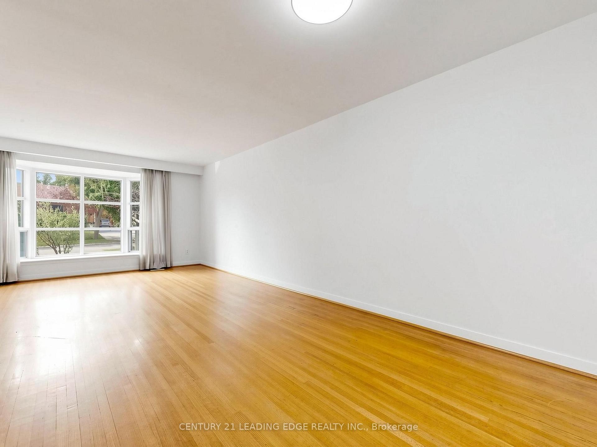 Photo 10 of 219 Lynedock Crescent, North York, Parkwoods-Donalda — HOMEH