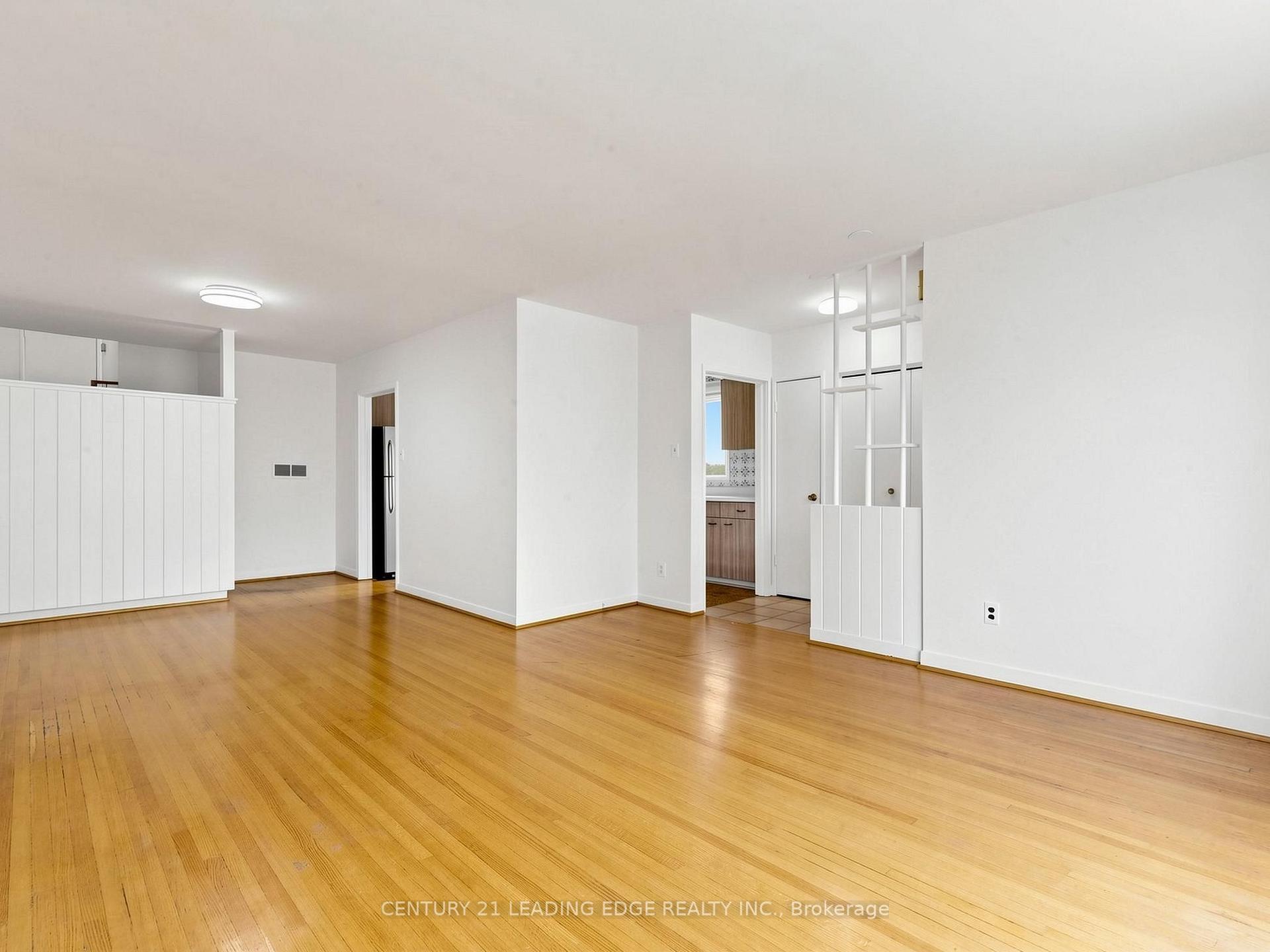 Photo 12 of 219 Lynedock Crescent, North York, Parkwoods-Donalda — HOMEH