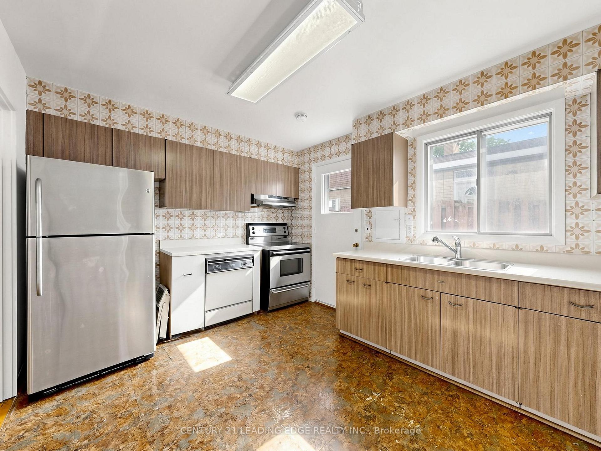 Photo 14 of 219 Lynedock Crescent, North York, Parkwoods-Donalda — HOMEH