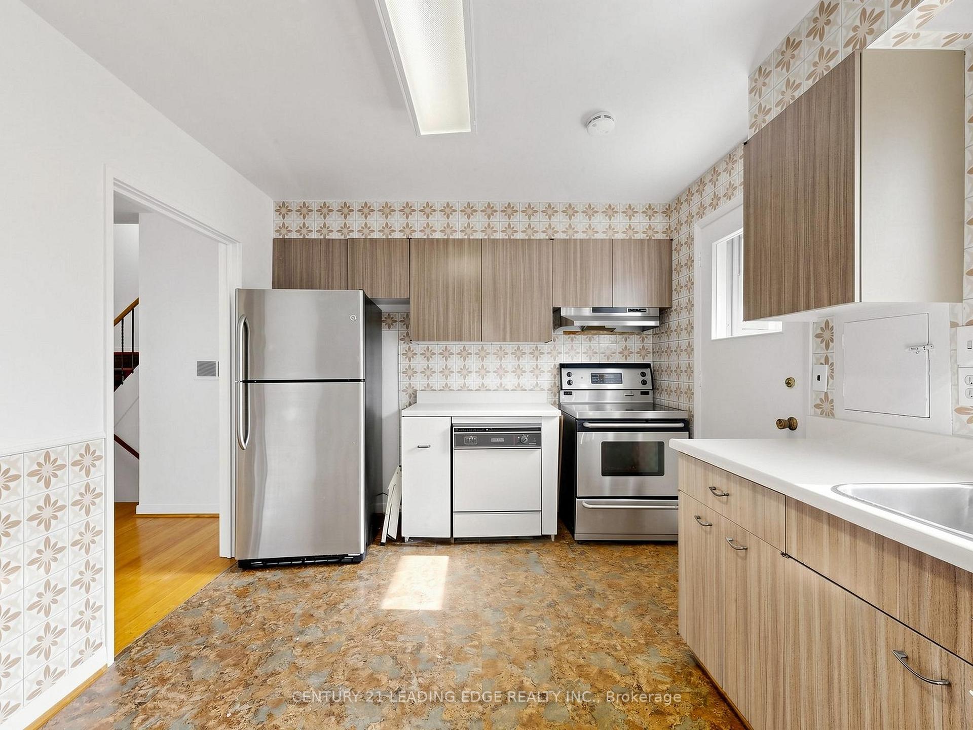 Photo 15 of 219 Lynedock Crescent, North York, Parkwoods-Donalda — HOMEH