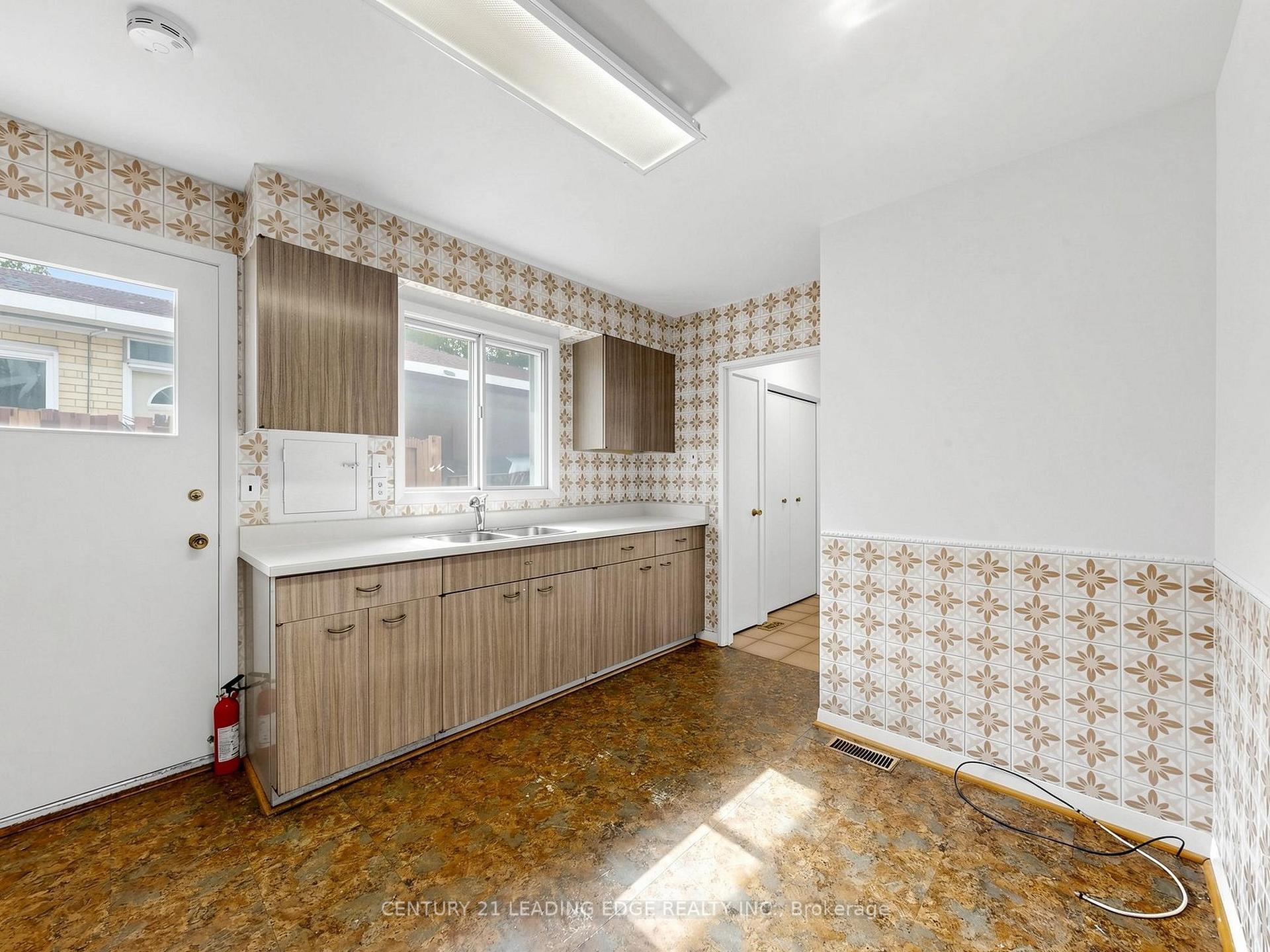 Photo 17 of 219 Lynedock Crescent, North York, Parkwoods-Donalda — HOMEH