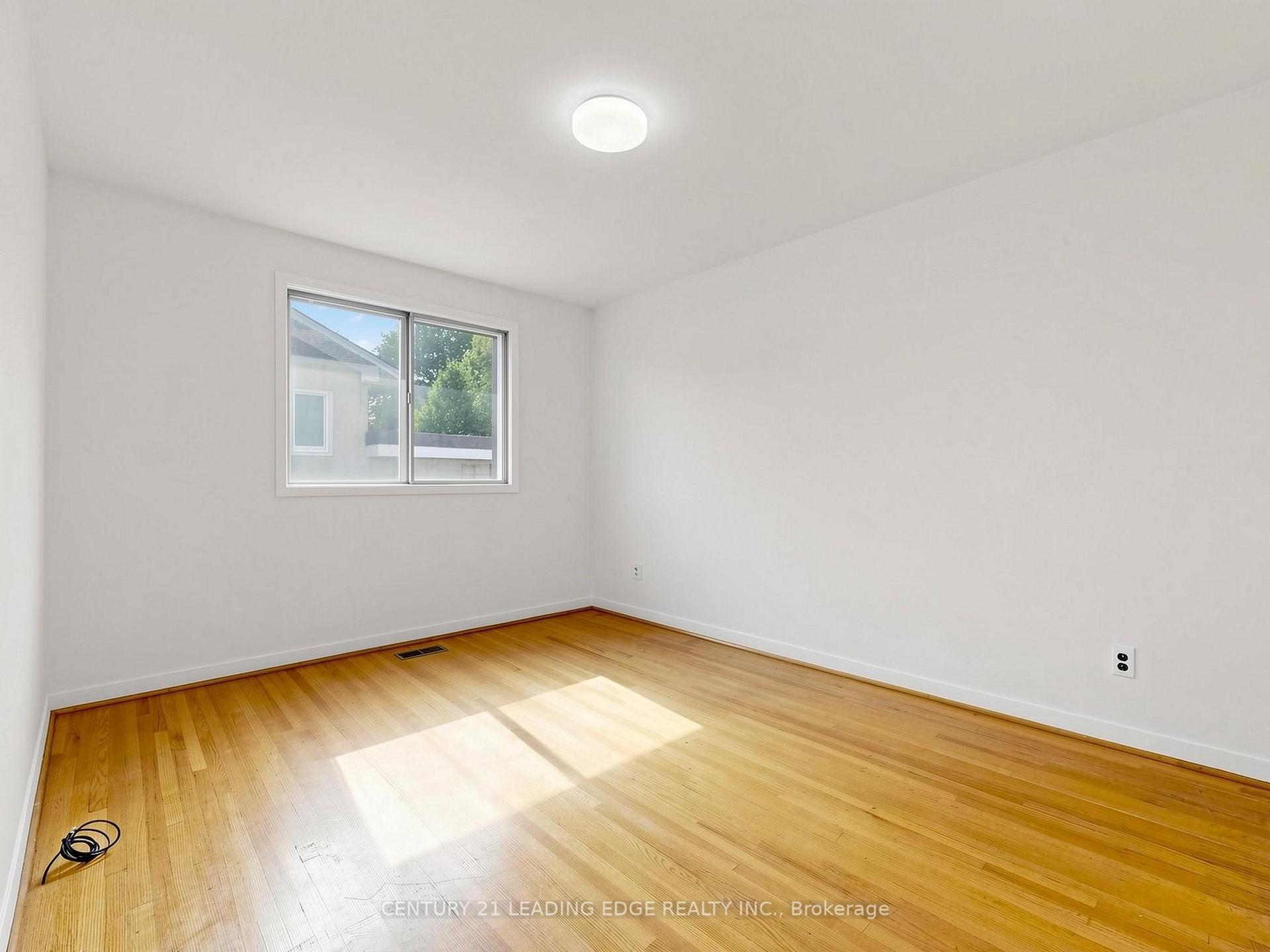 Photo 24 of 219 Lynedock Crescent, North York, Parkwoods-Donalda — HOMEH