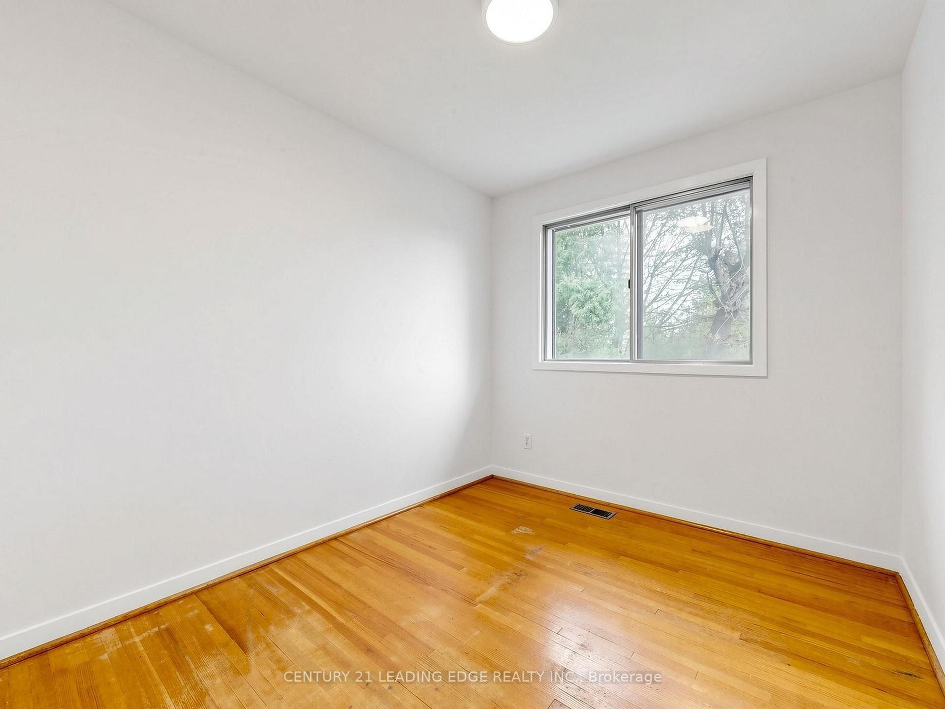 Photo 28 of 219 Lynedock Crescent, North York, Parkwoods-Donalda — HOMEH