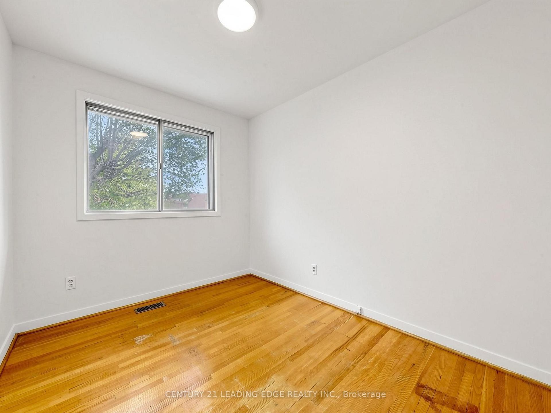 Photo 29 of 219 Lynedock Crescent, North York, Parkwoods-Donalda — HOMEH