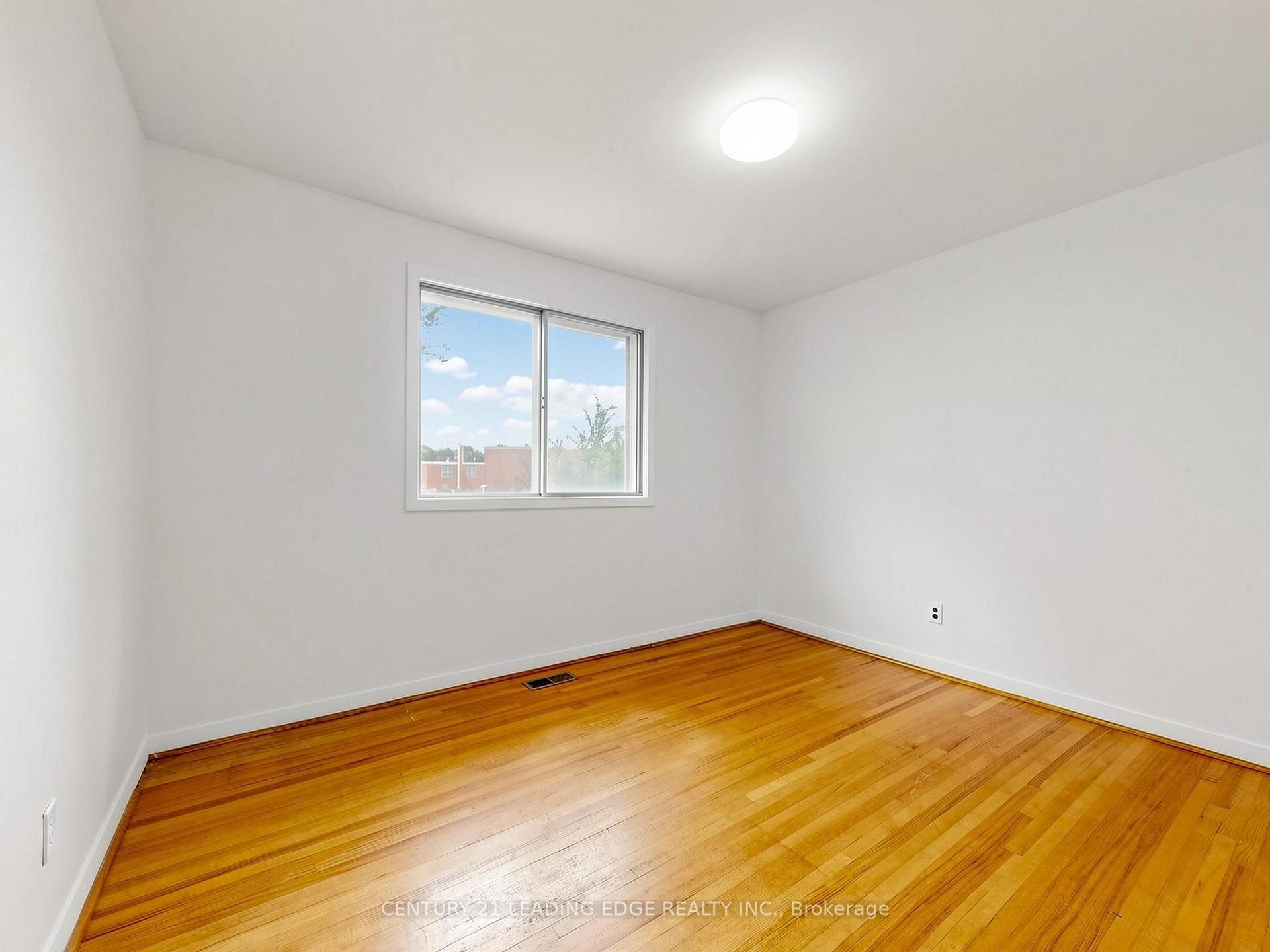 Photo 31 of 219 Lynedock Crescent, North York, Parkwoods-Donalda — HOMEH